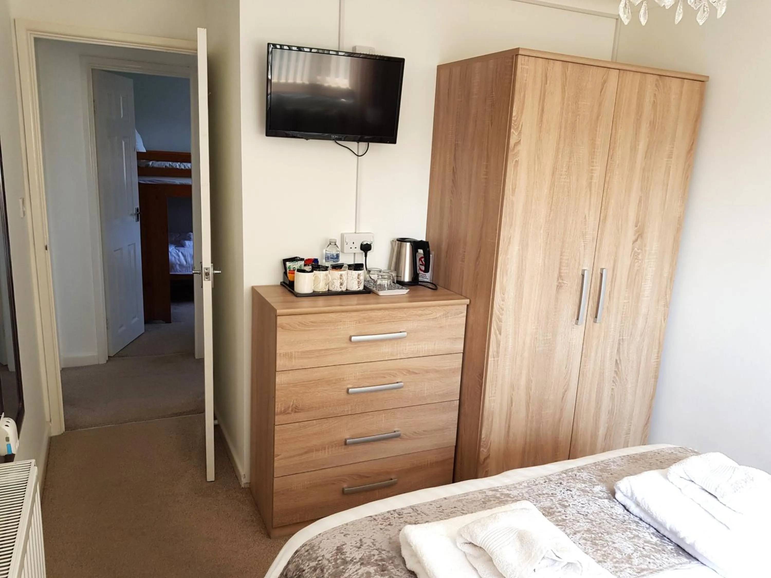 TV and multimedia, TV/Entertainment Center in Barclay Court Guest House