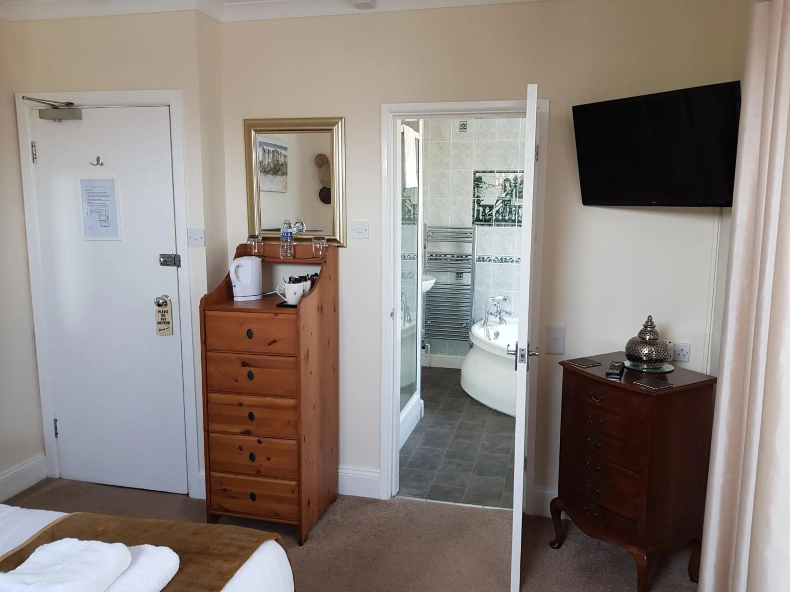 Shower, TV/Entertainment Center in Barclay Court Guest House