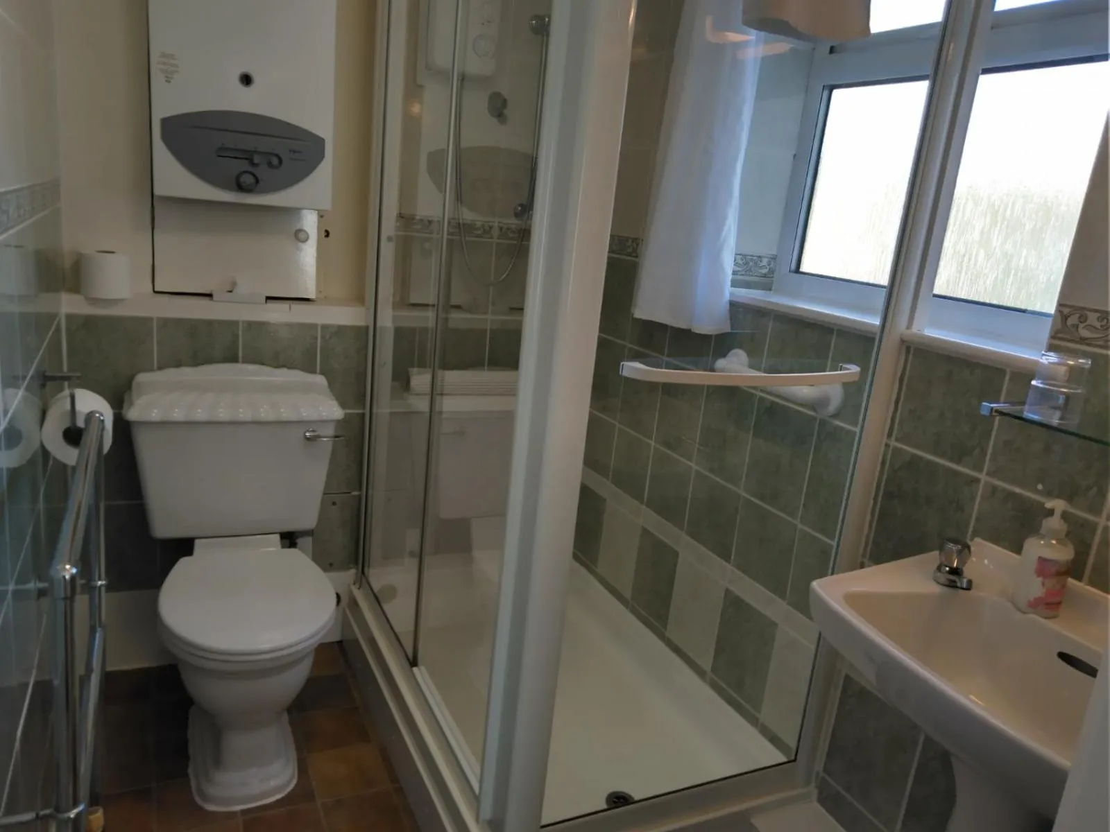 Shower, Bathroom in Barclay Court Guest House