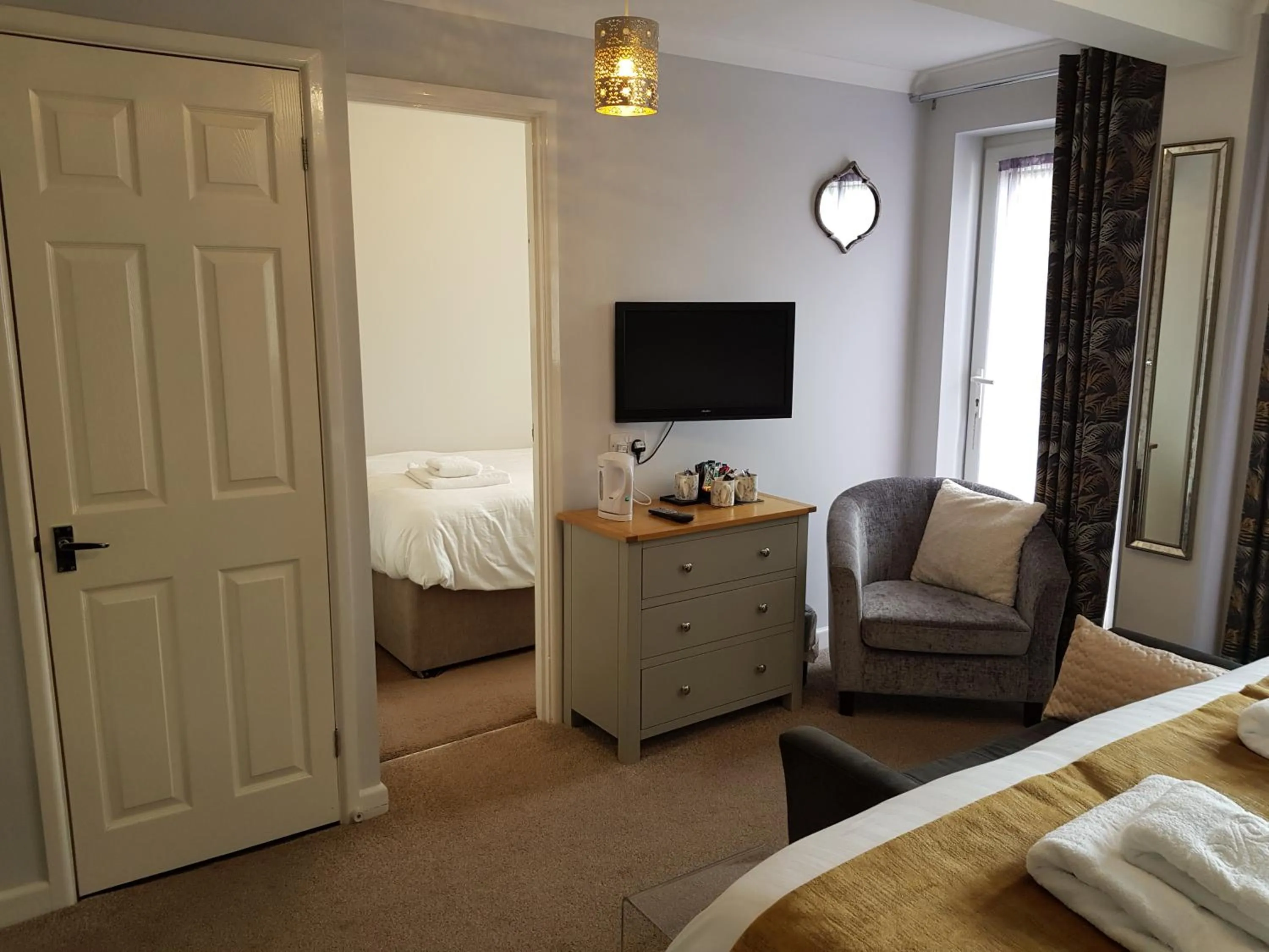 Coffee/tea facilities, TV/Entertainment Center in Barclay Court Guest House