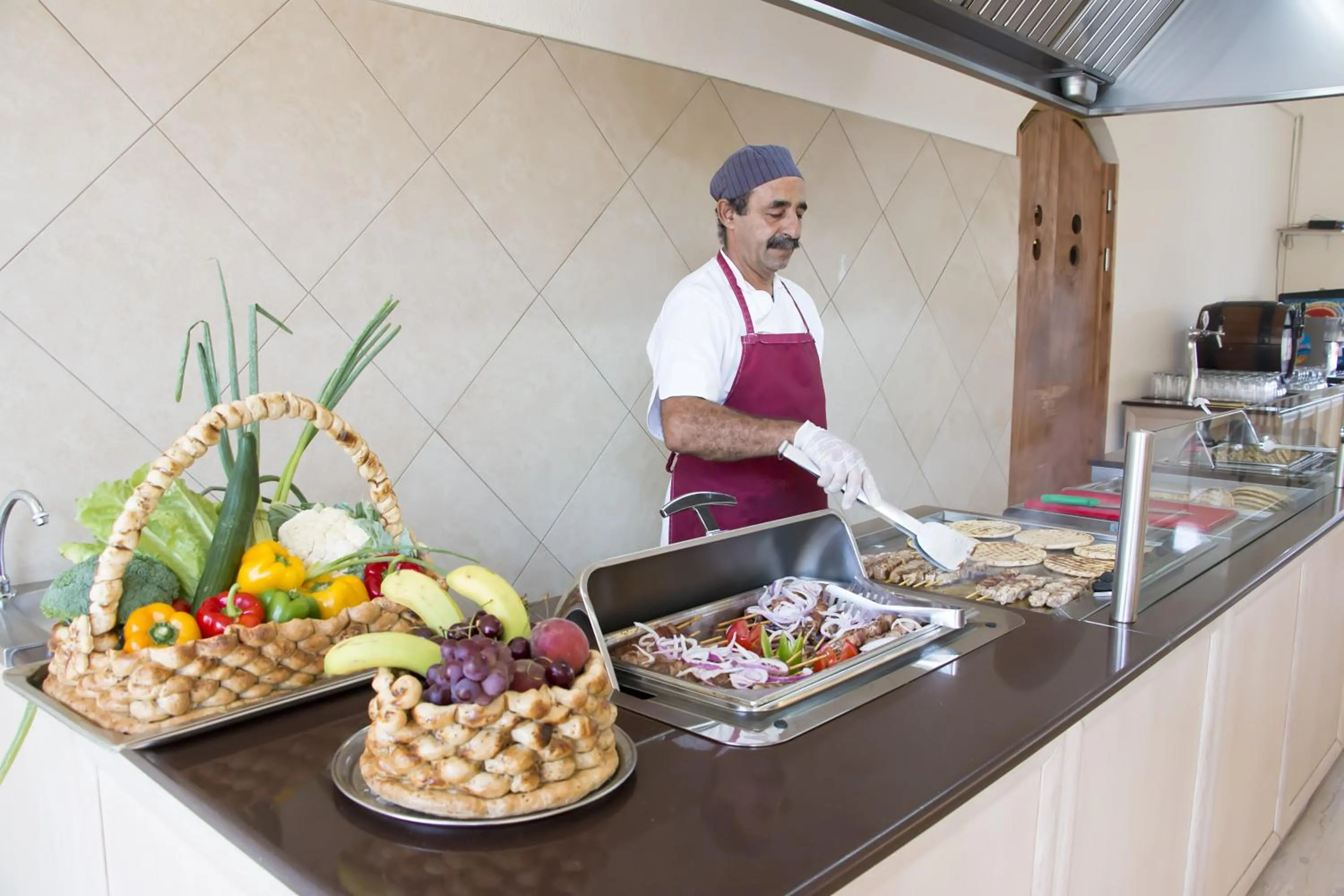 Food in Marathon Hotel - All Inclusive