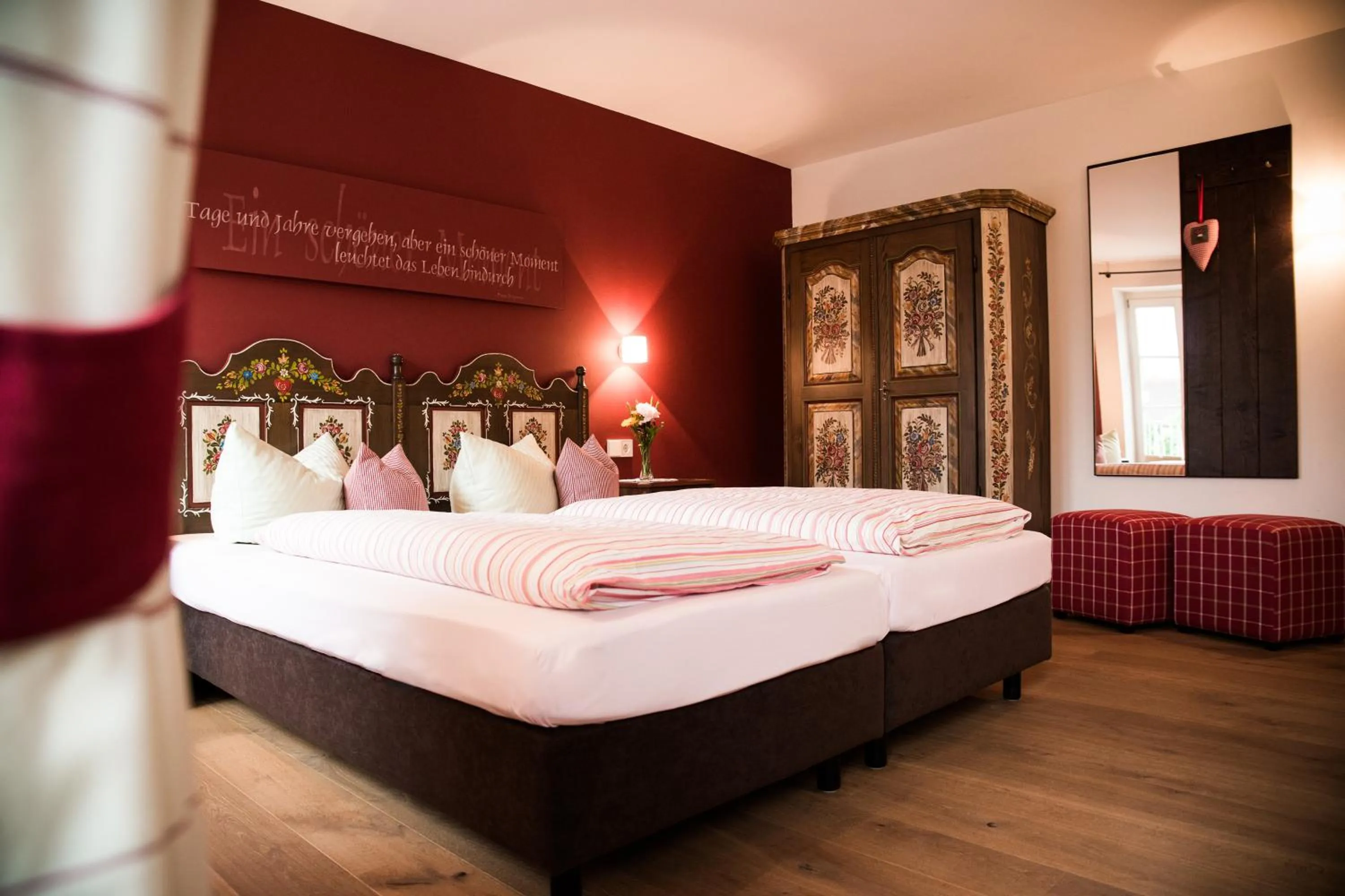 Photo of the whole room, Bed in Gasthaus-Pension Zum Kreuz