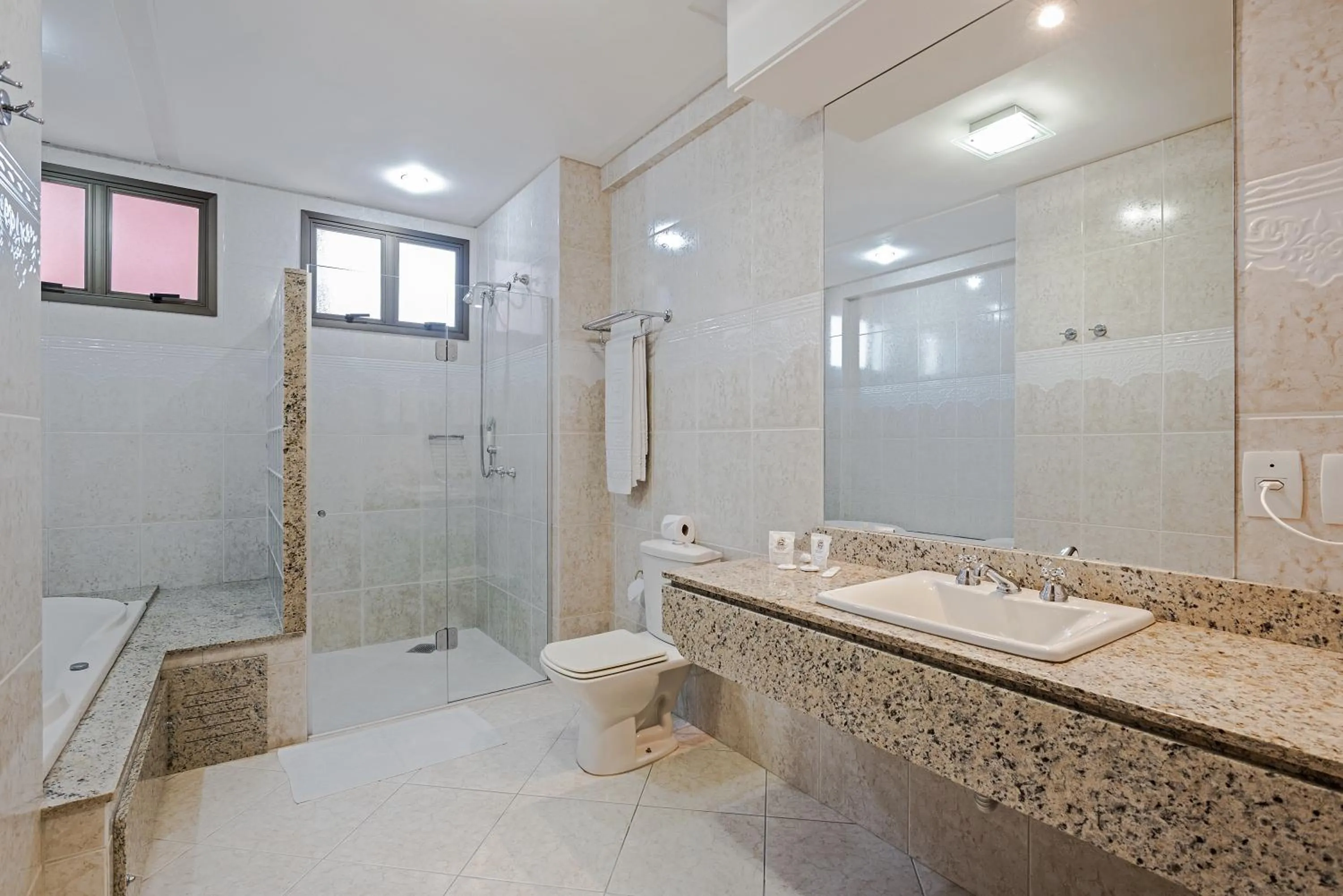 Hot Tub in Astron Ponta Grossa Plaza by Nobile