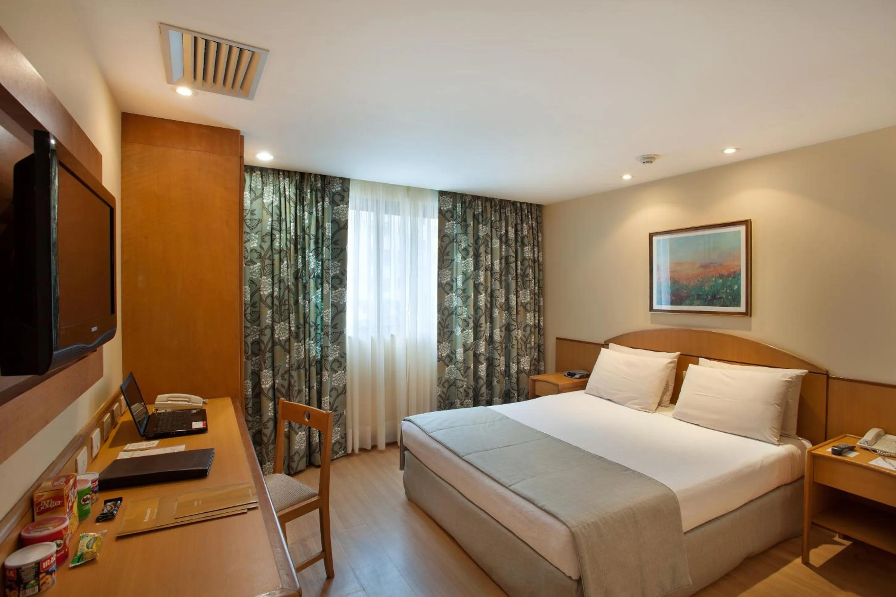 Photo of the whole room, Bed in Windsor Martinique Copacabana