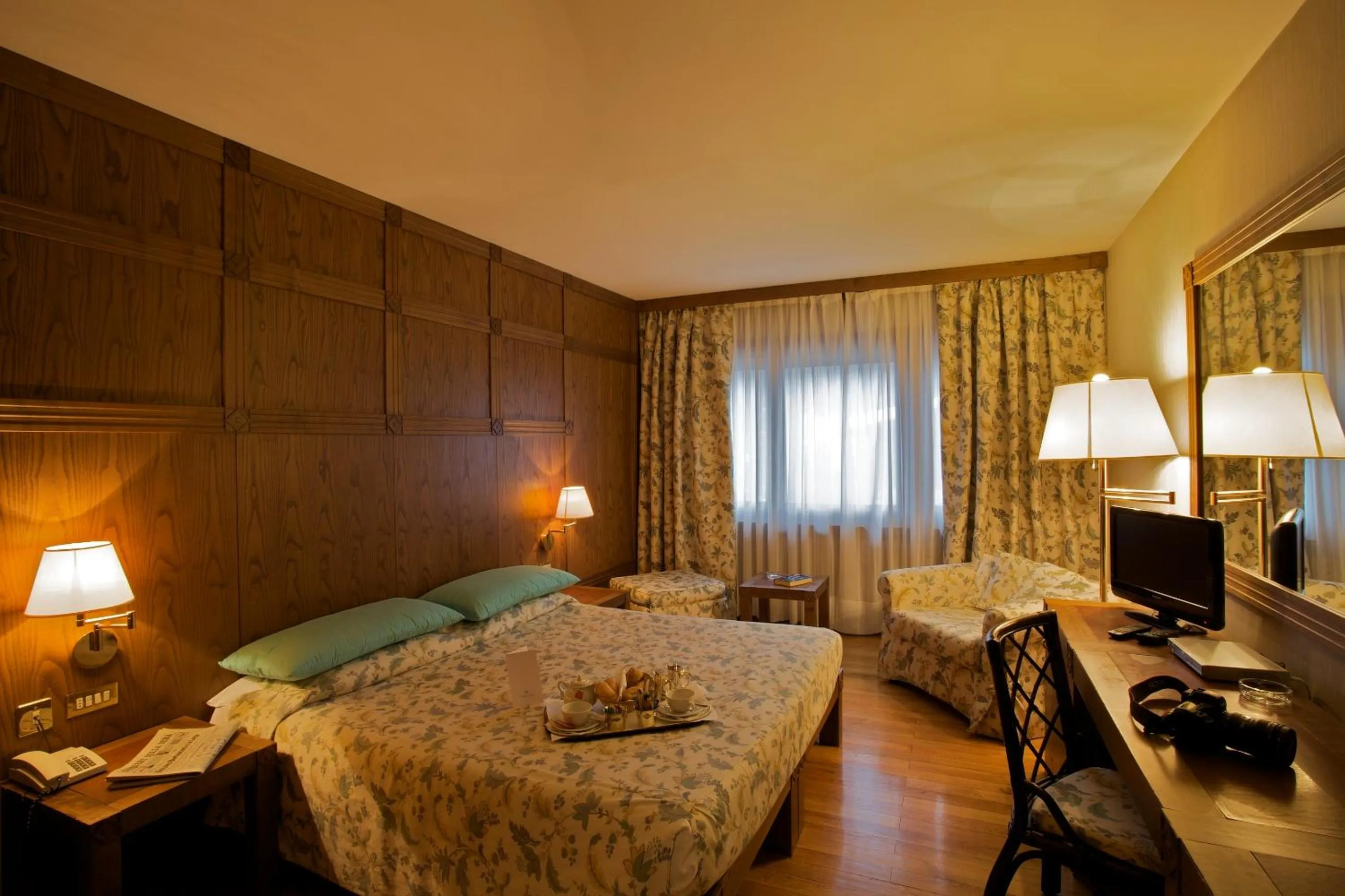 Bedroom, Bed in Savoia Palace Hotel