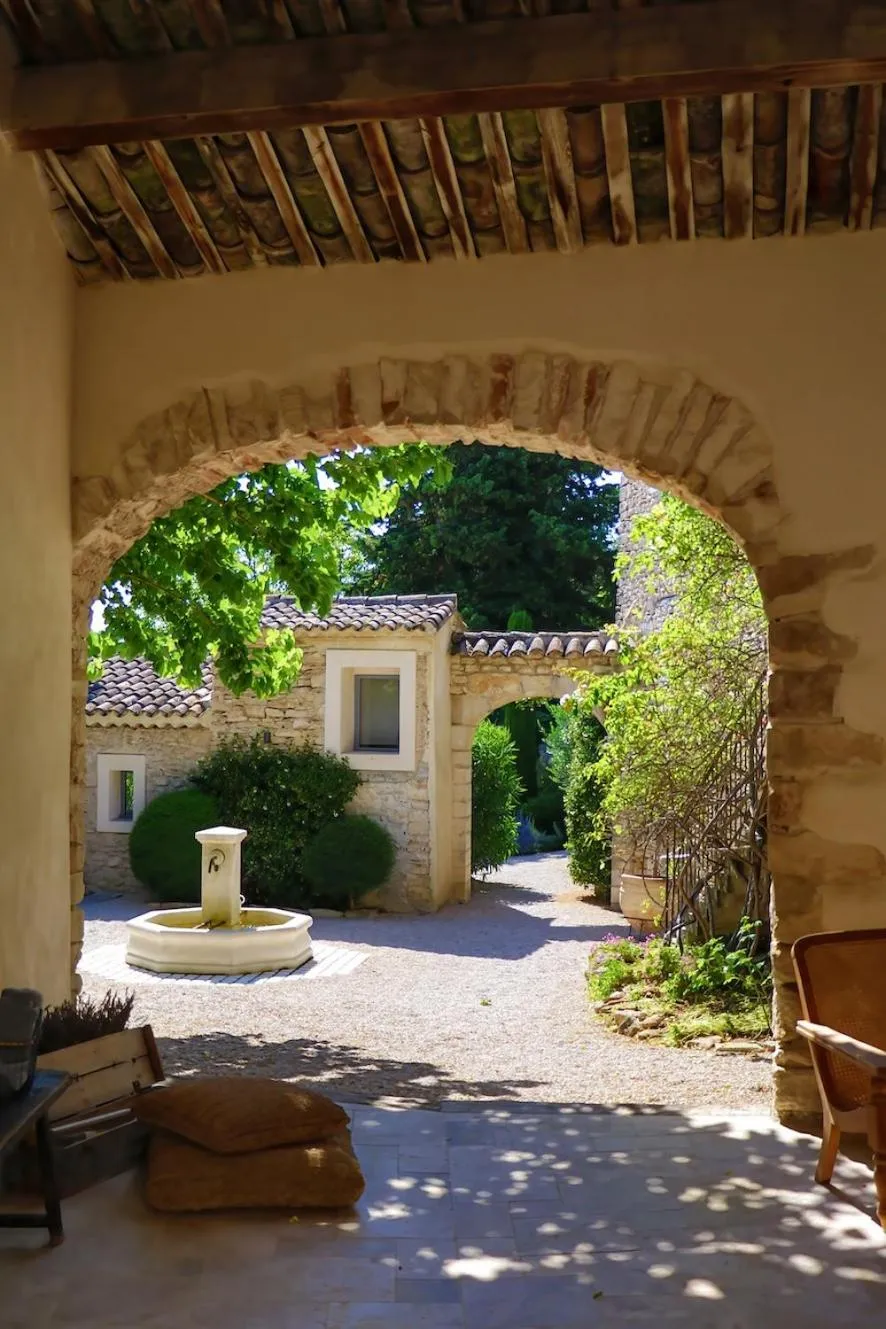 Inner courtyard view in Domaine Les Martins - Gordes