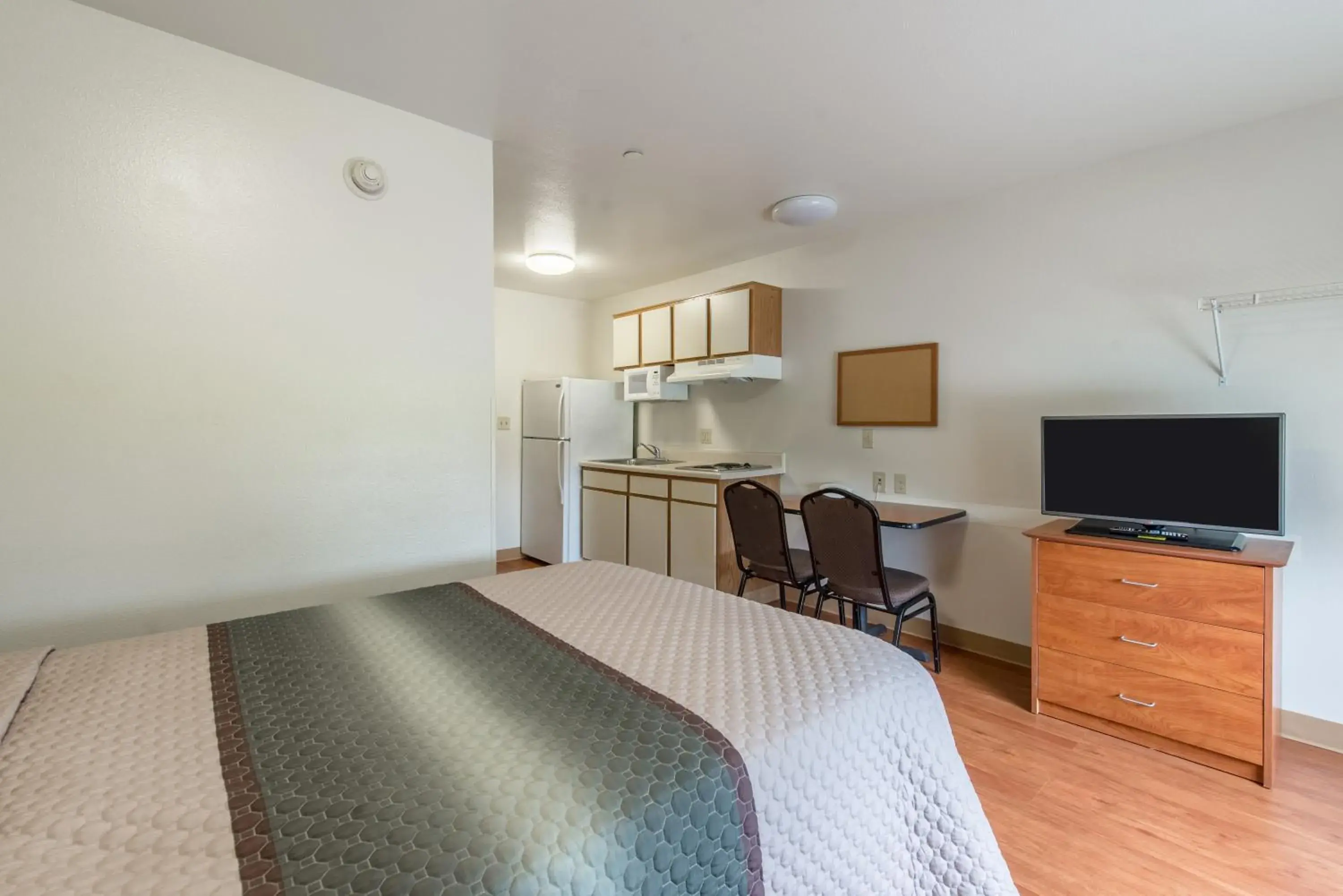 Studio One Double Room/Sofa Bed Disability Access Smoking in HomeTowne Studios by Red Roof Columbus Studio One Double Room/Sofa Bed Disability Access Smoking in HomeTowne Studios by Red Roof Columbus