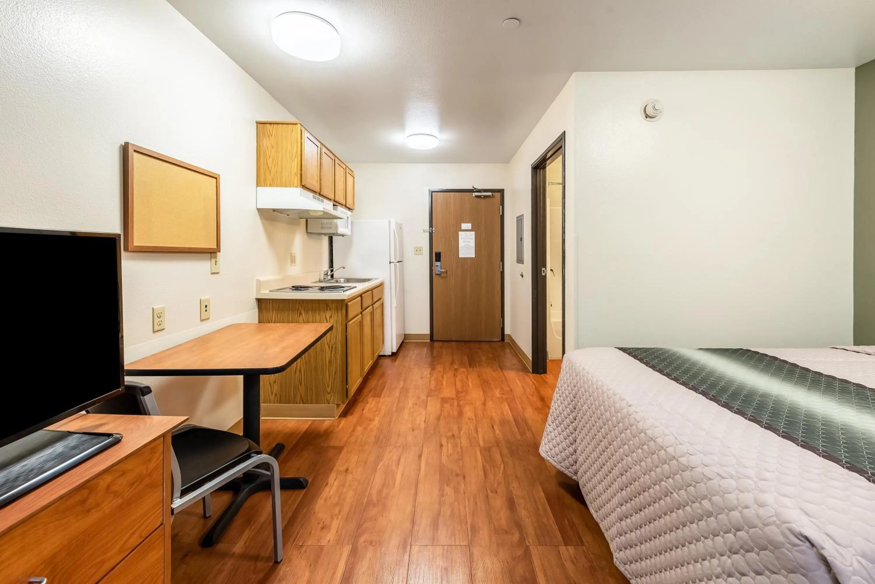 Photo of the whole room, Bed in HomeTowne Studios by Red Roof Columbus