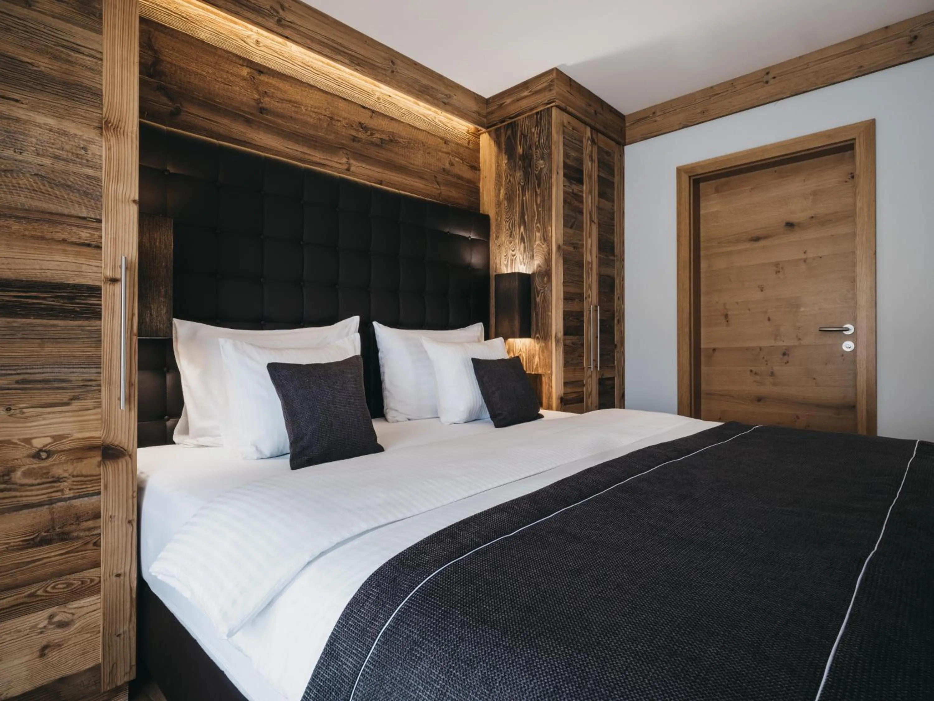 Photo of the whole room, Bed in VAYA Sölden inkl Ötztal Inside Summer Card