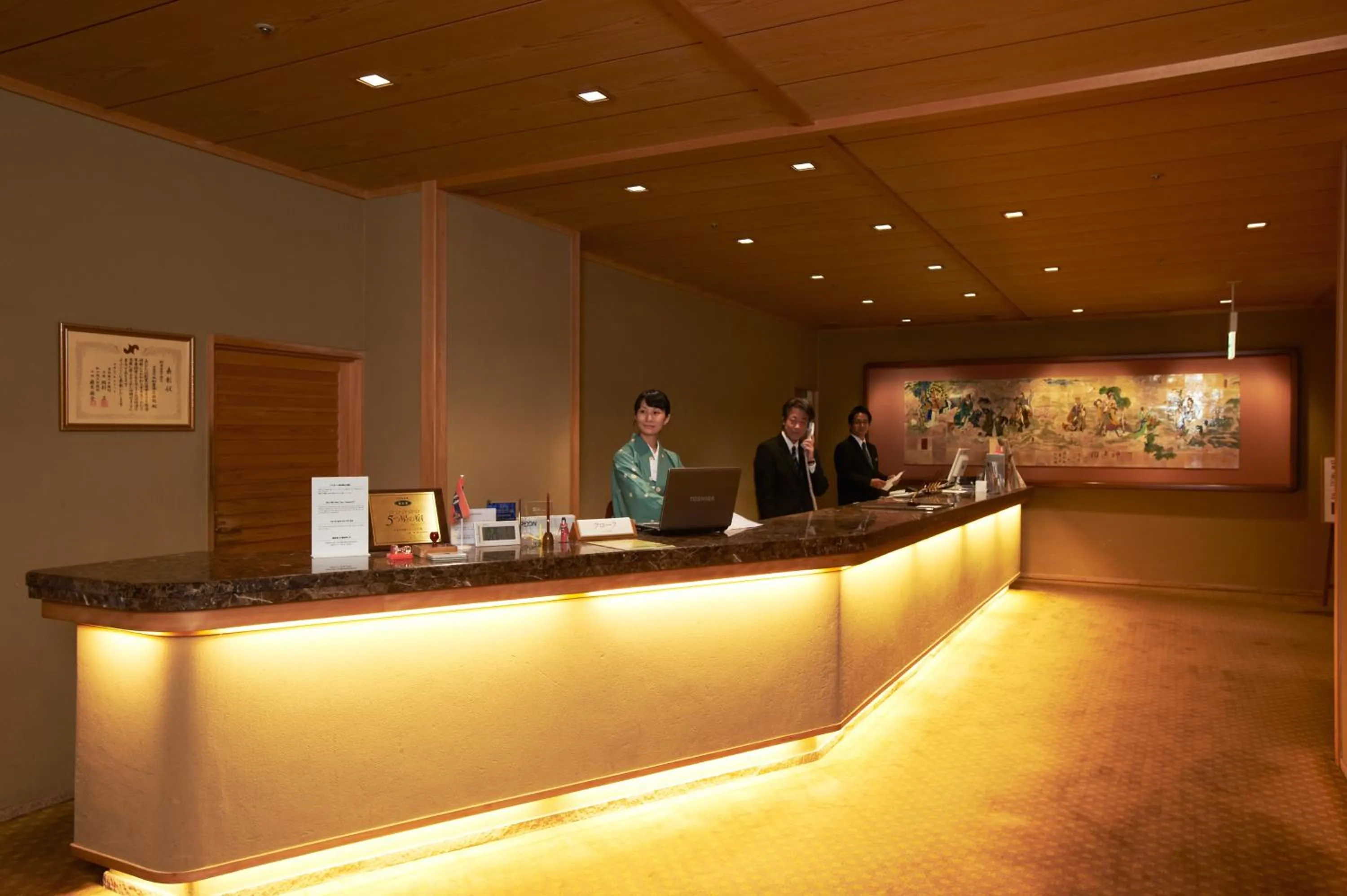 Staff in Yamatoya Honten