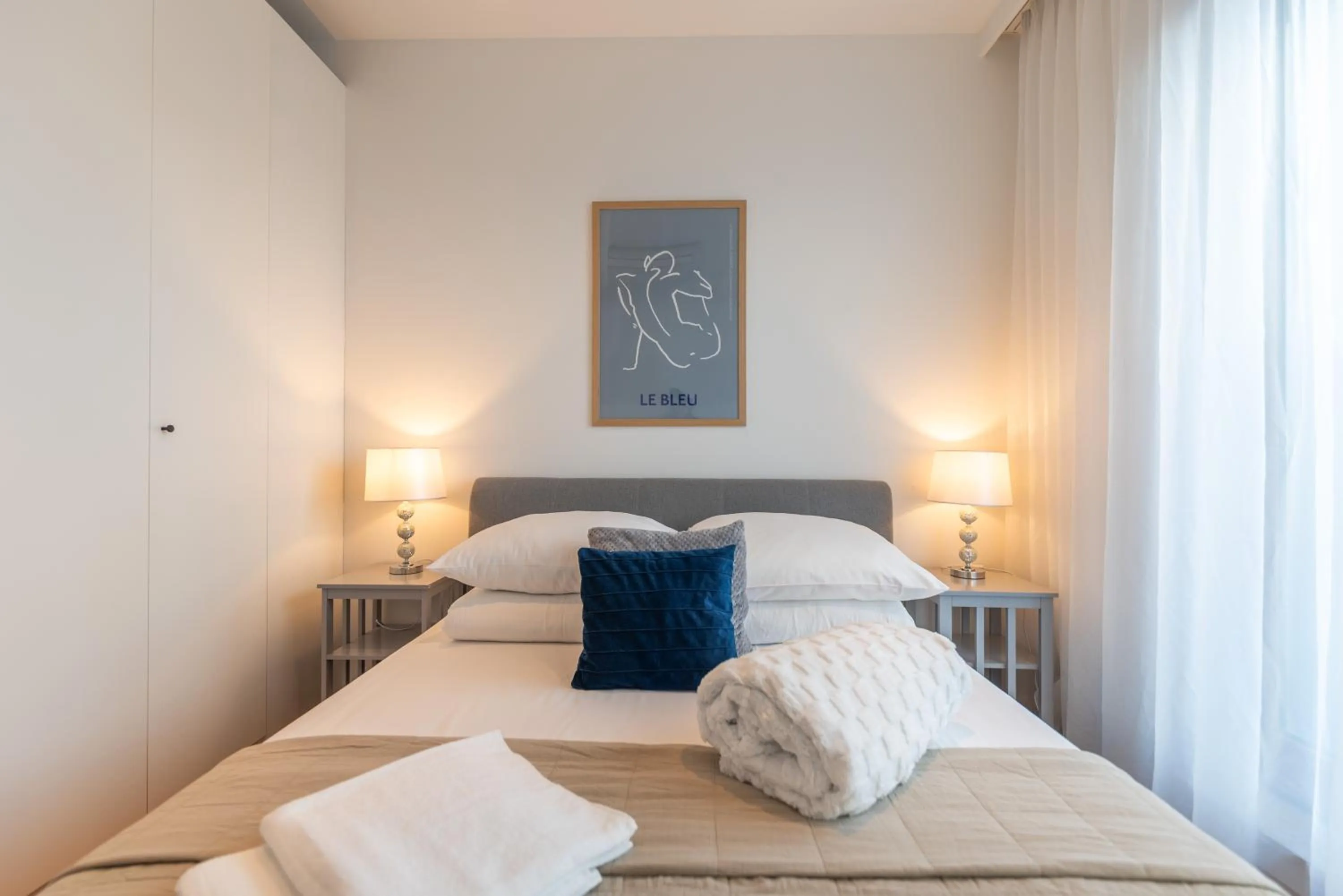 Bedroom, Bed in City Lights Apartments