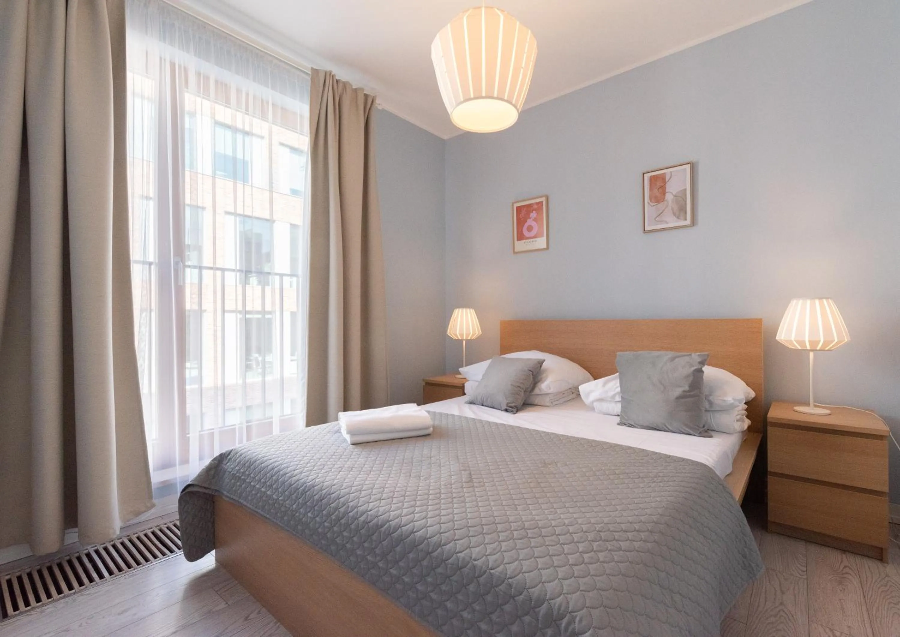 Bedroom, Bed in City Lights Apartments