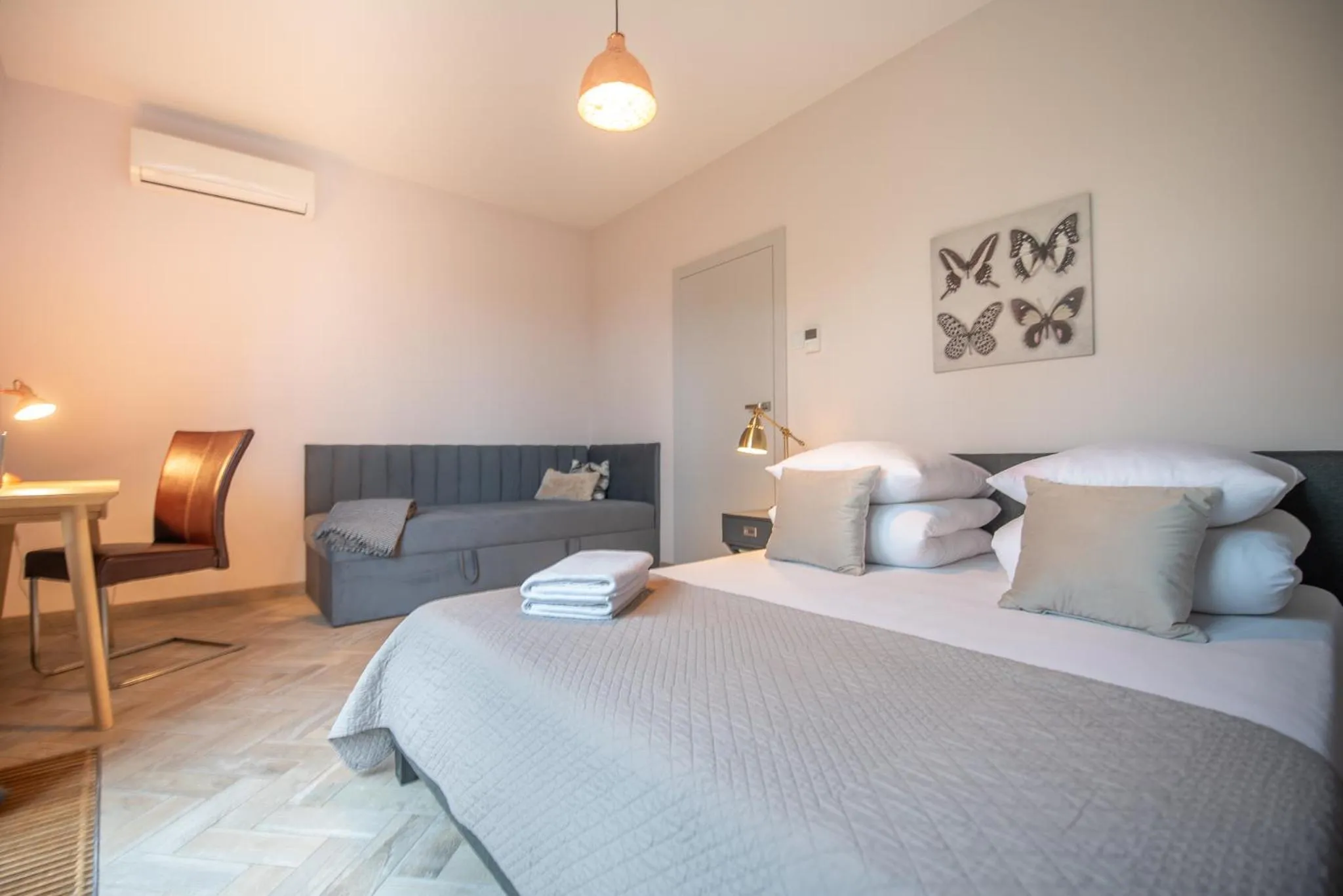 Bedroom, Bed in City Lights Apartments