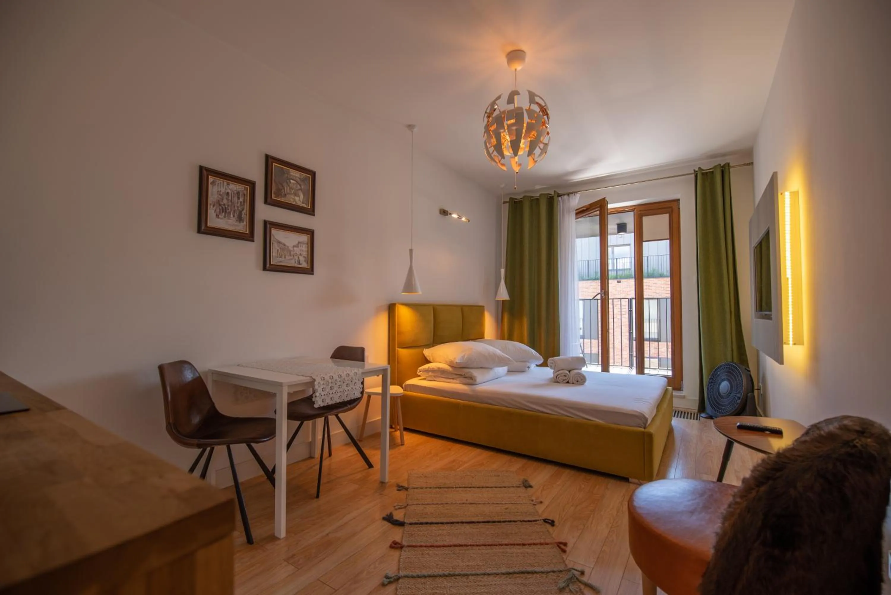 Dining area, Bed in City Lights Apartments