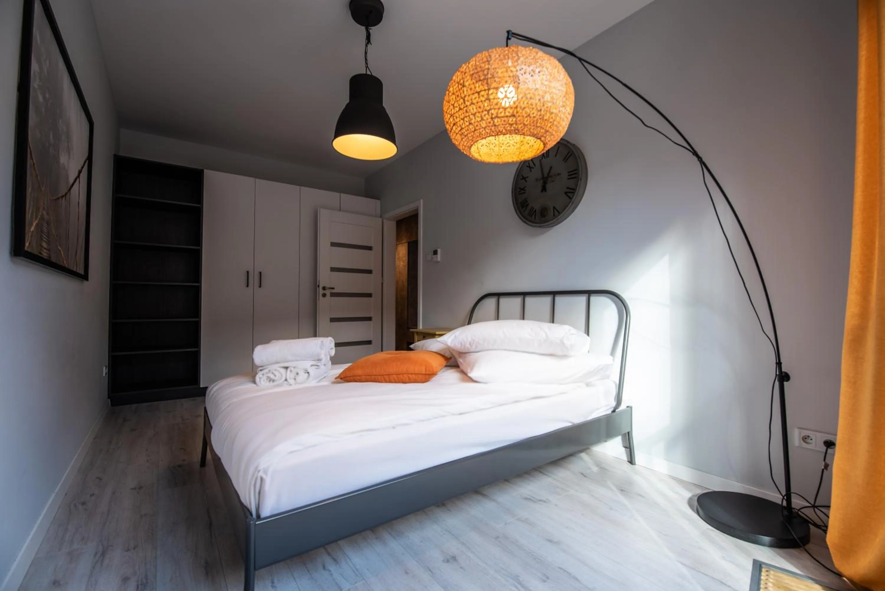 Living room, Bed in City Lights Apartments