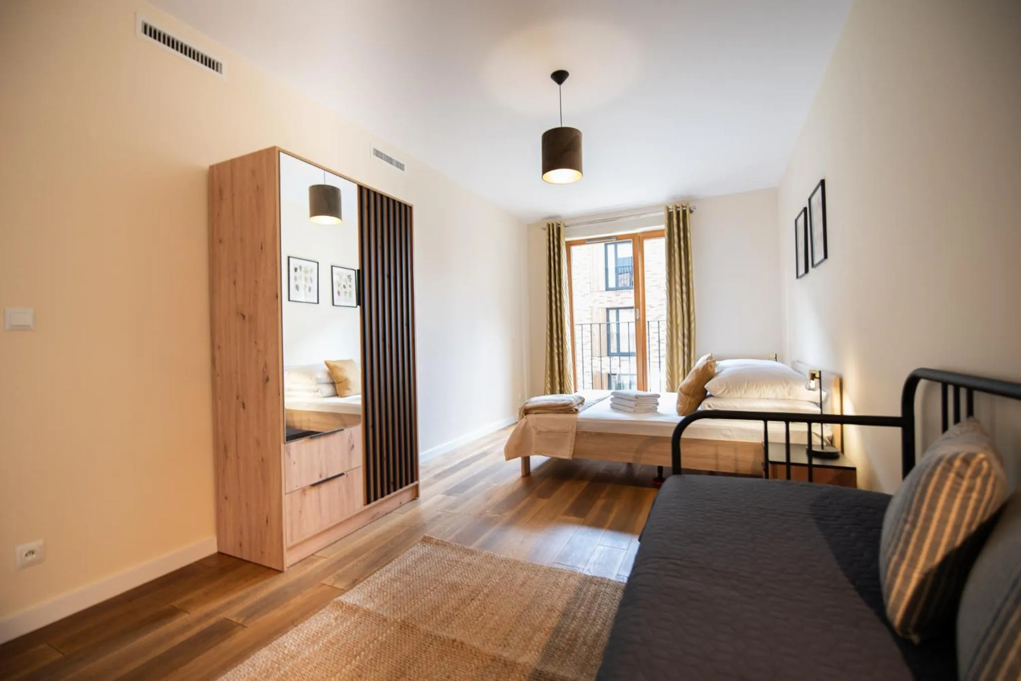 Bedroom, Bed in City Lights Apartments