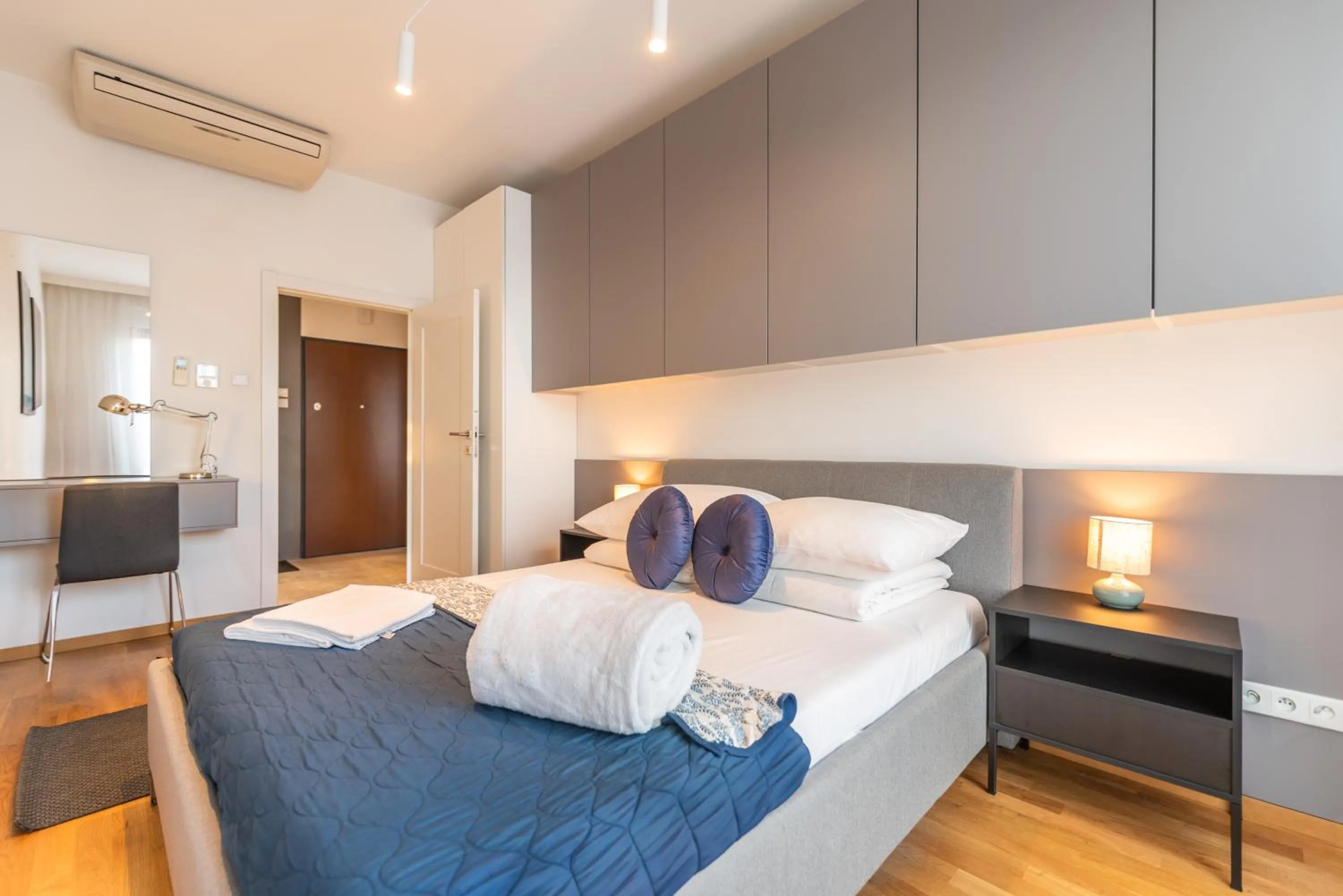 Bedroom, Bed in City Lights Apartments