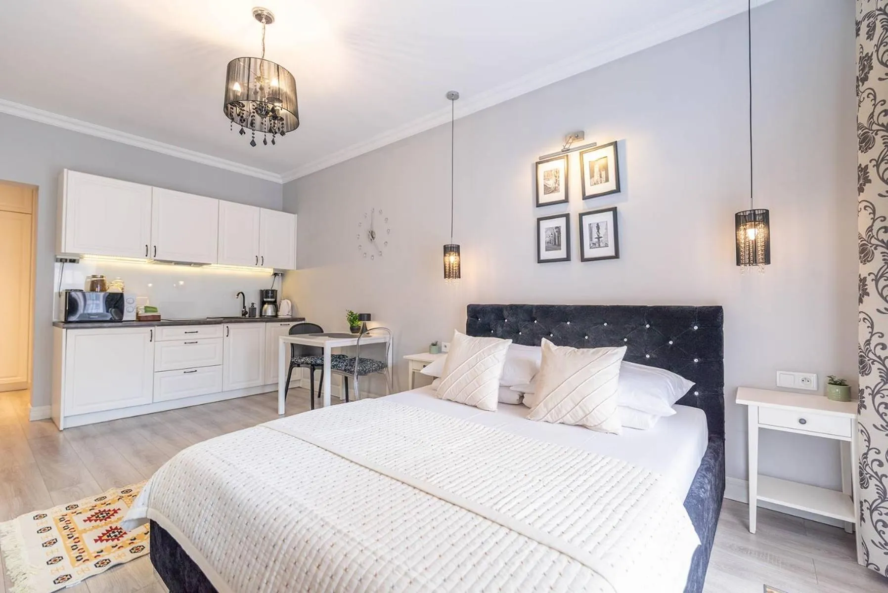 Bedroom, Bed in City Lights Apartments