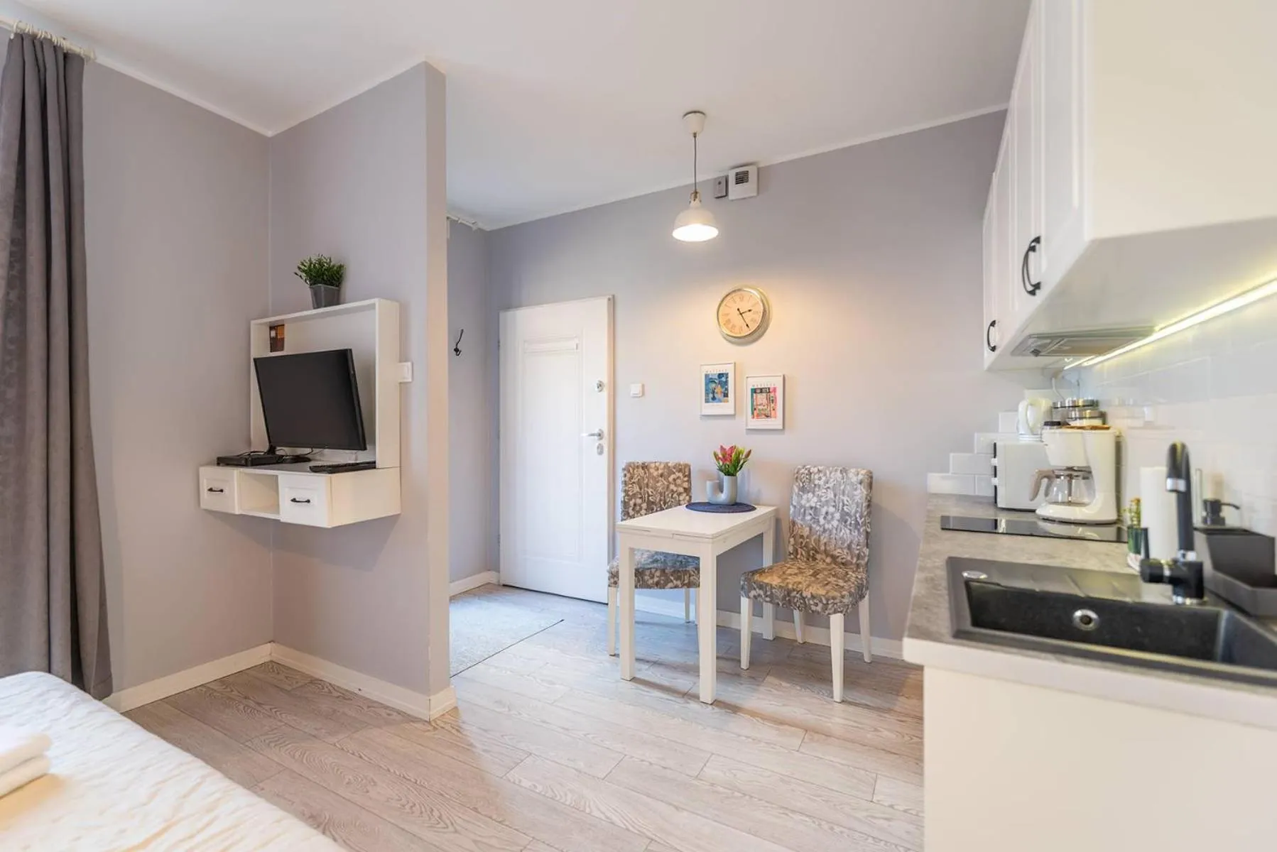 Kitchen or kitchenette in City Lights Apartments