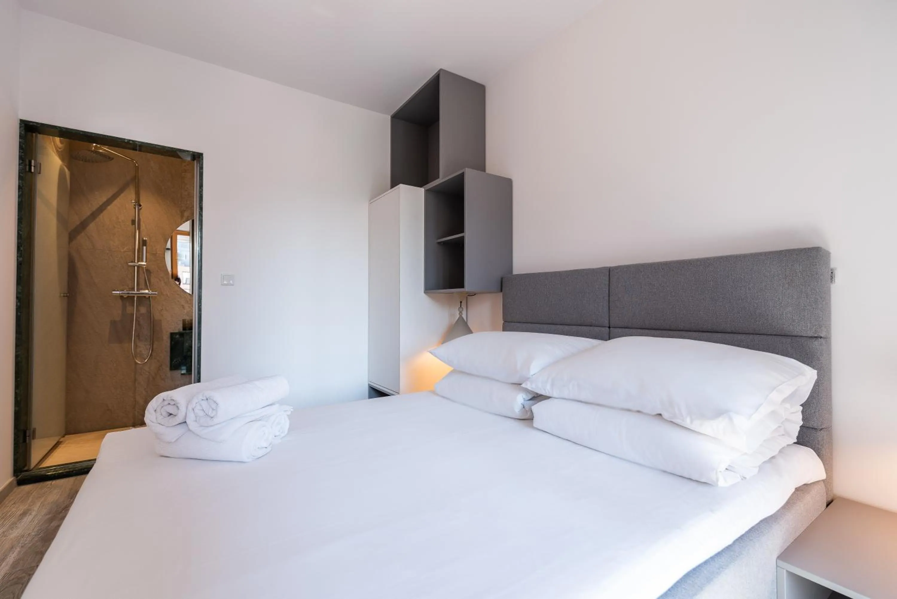 Bedroom, Bed in City Lights Apartments