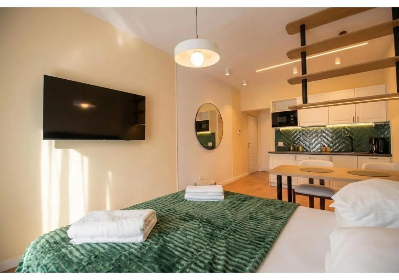 Bedroom, Bed in City Lights Apartments