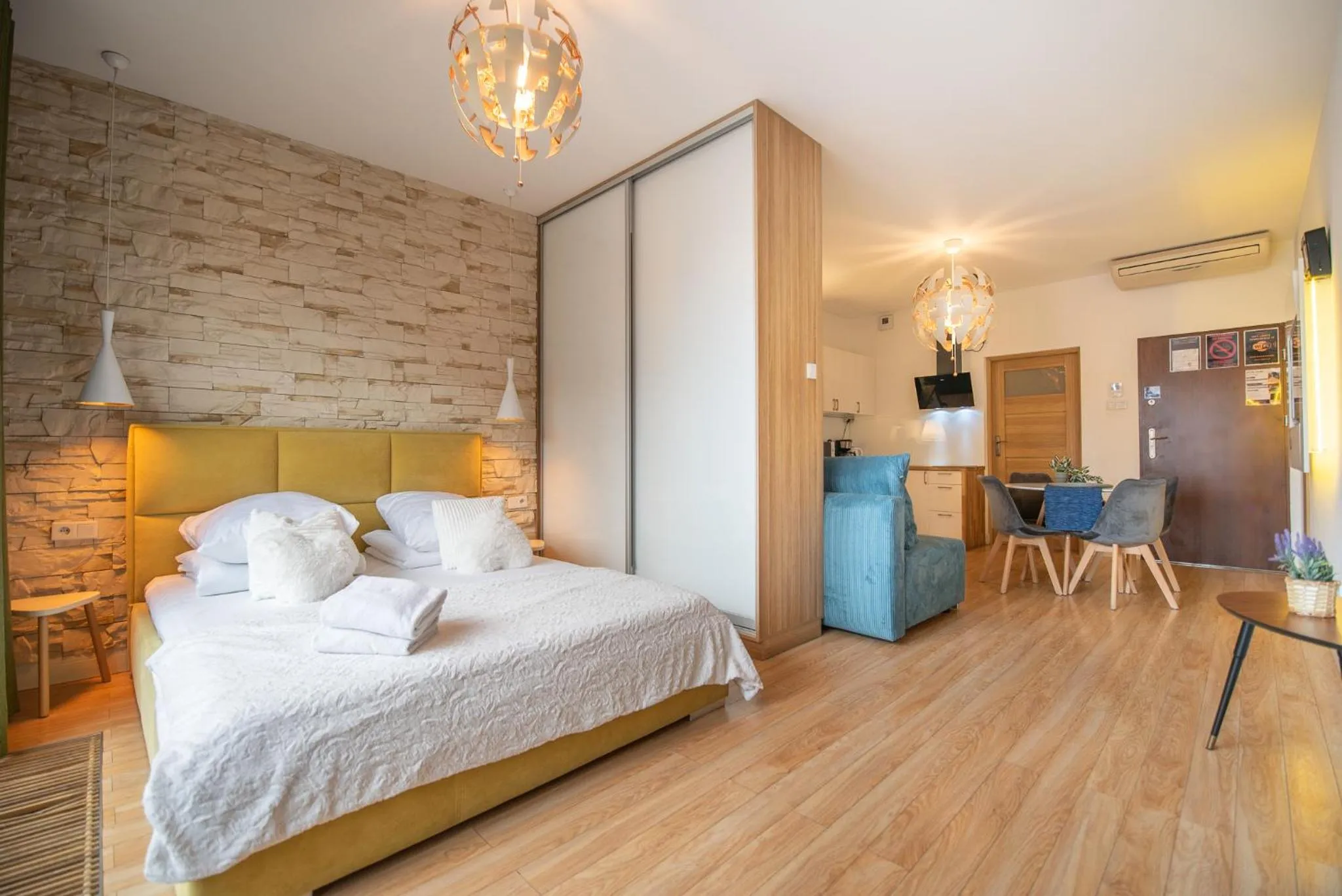 Living room, Bed in City Lights Apartments