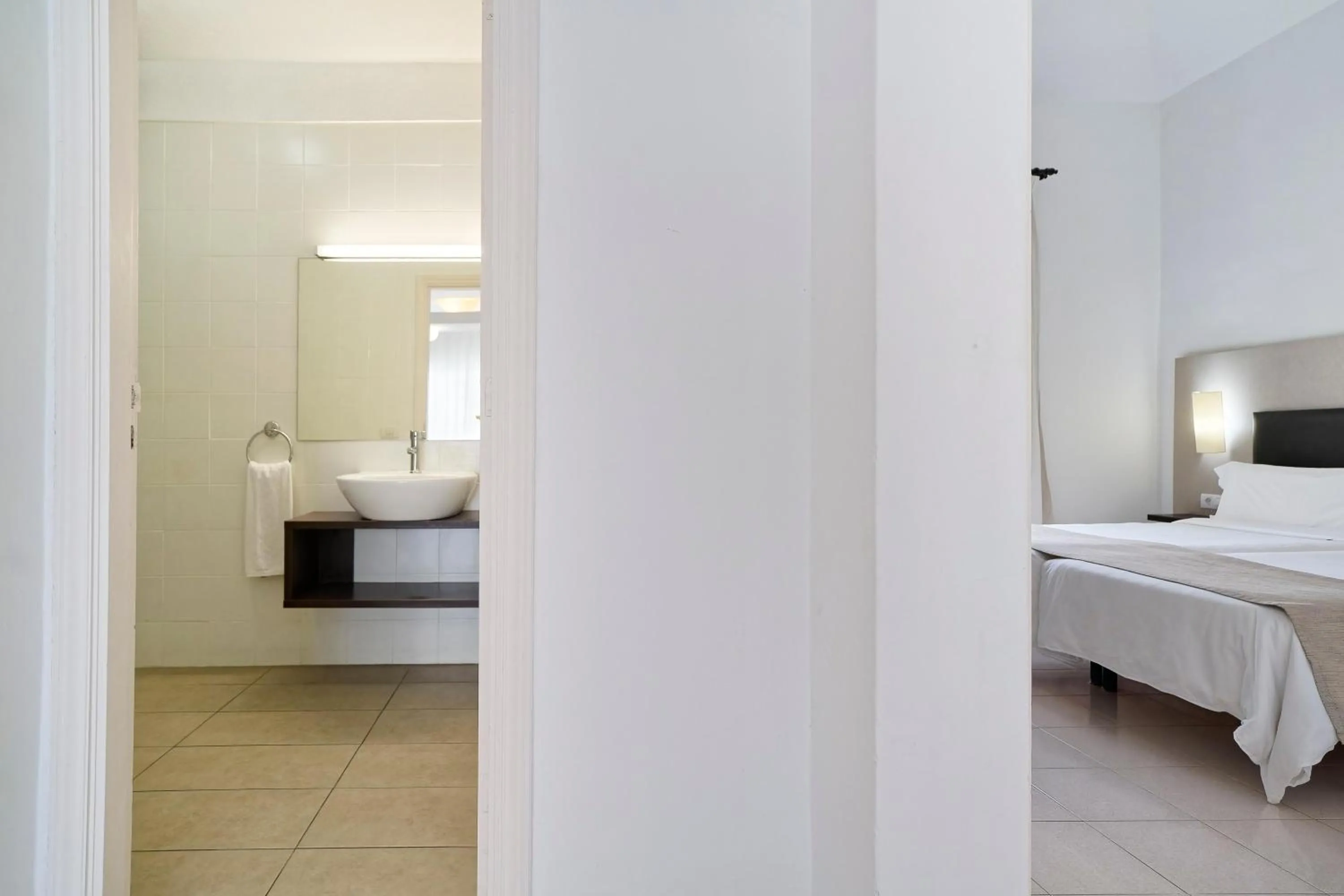 Bathroom, Bed in LABRANDA Bahía Fañabé & Villas