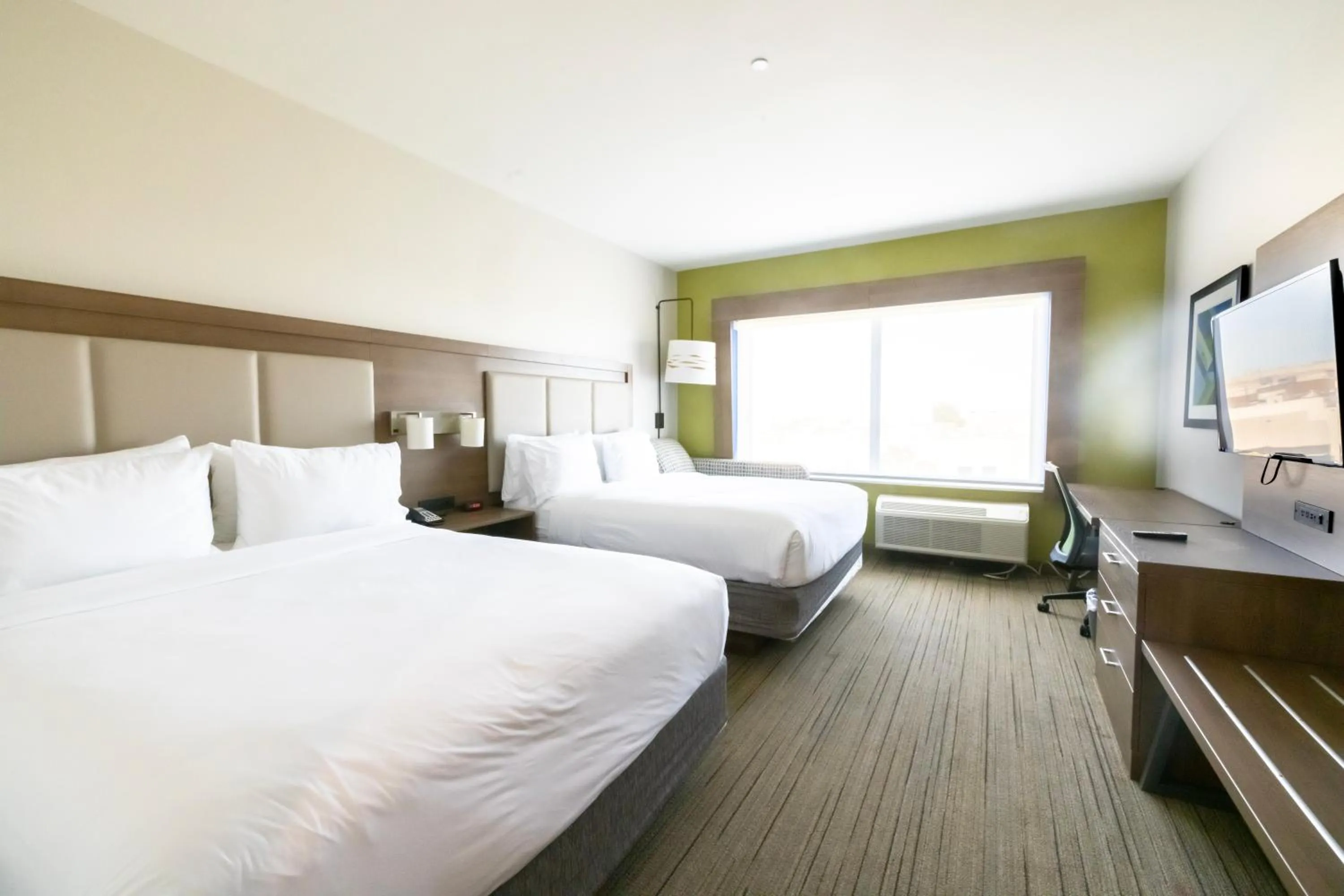 Bed in Holiday Inn Express & Suites Dallas NE Arboretum