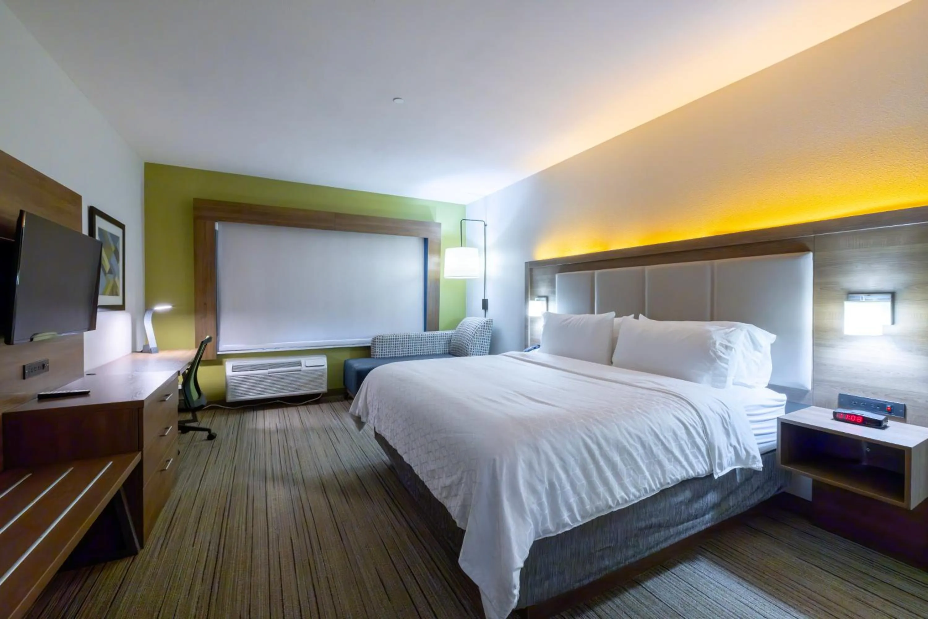 Bed in Holiday Inn Express & Suites Dallas NE Arboretum