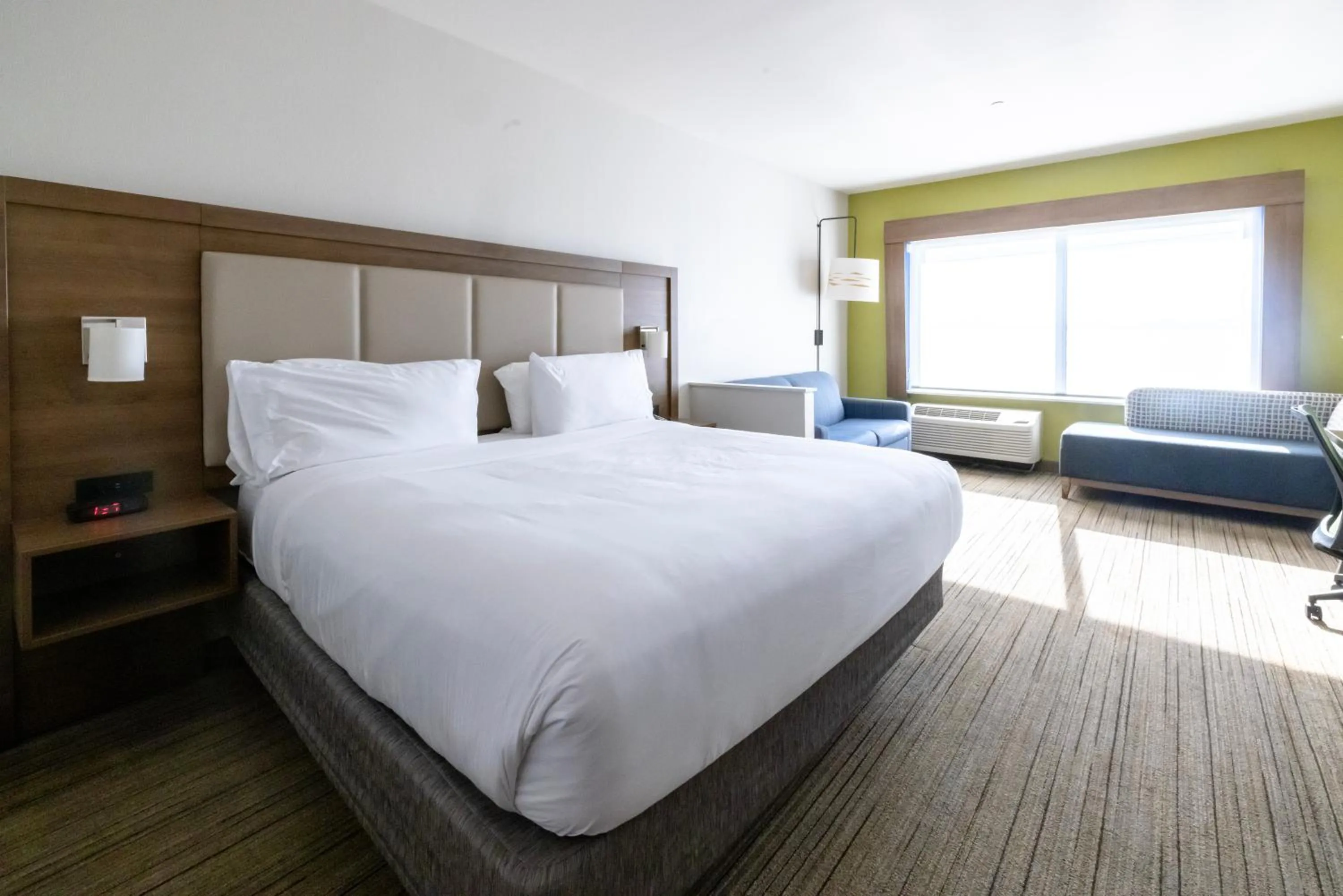 Bed in Holiday Inn Express & Suites Dallas NE Arboretum