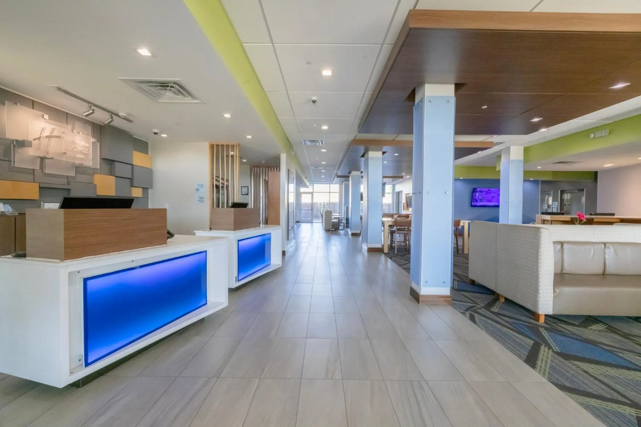 Property building in Holiday Inn Express & Suites Dallas NE Arboretum