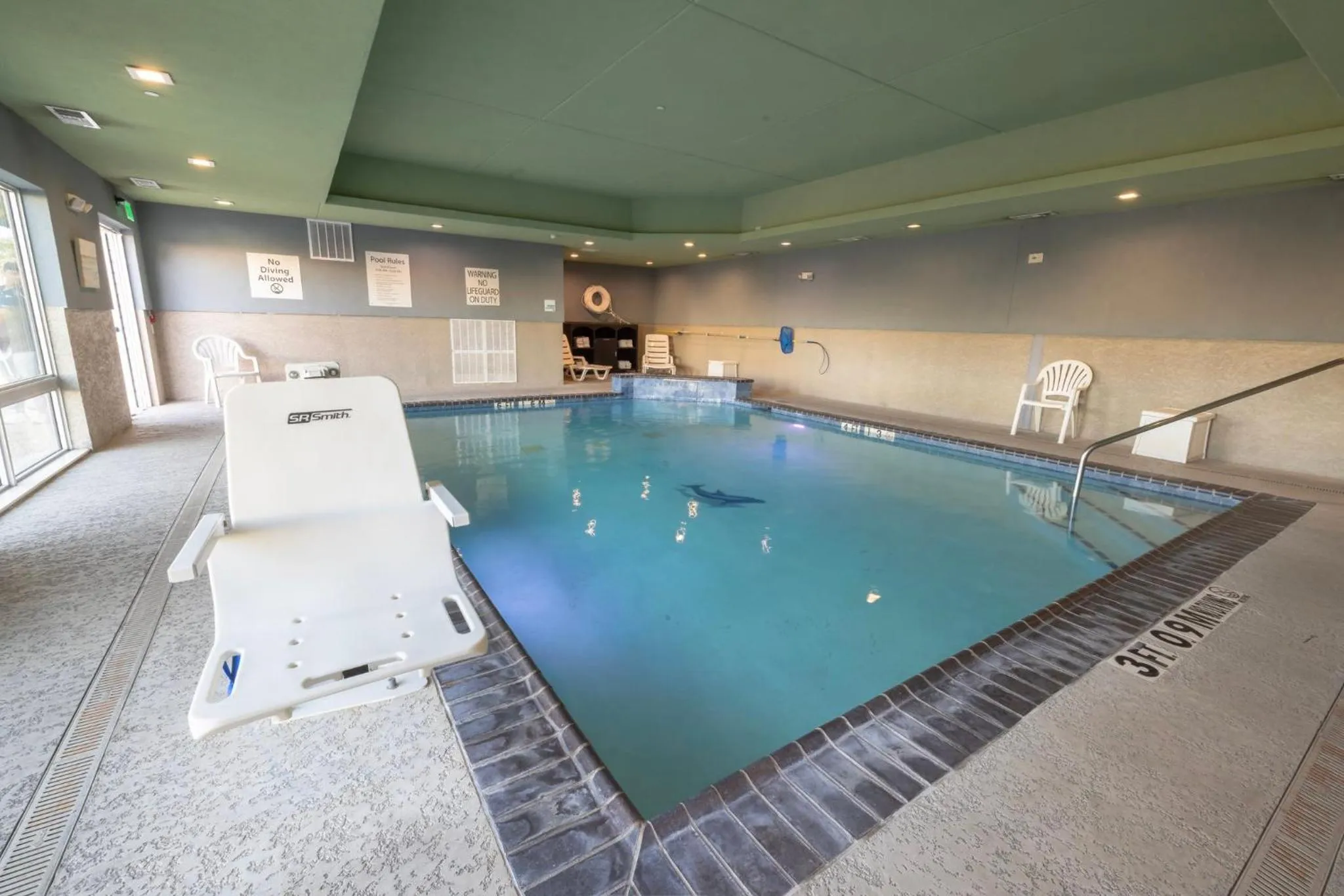 Swimming pool in Holiday Inn Express & Suites Dallas NE Arboretum