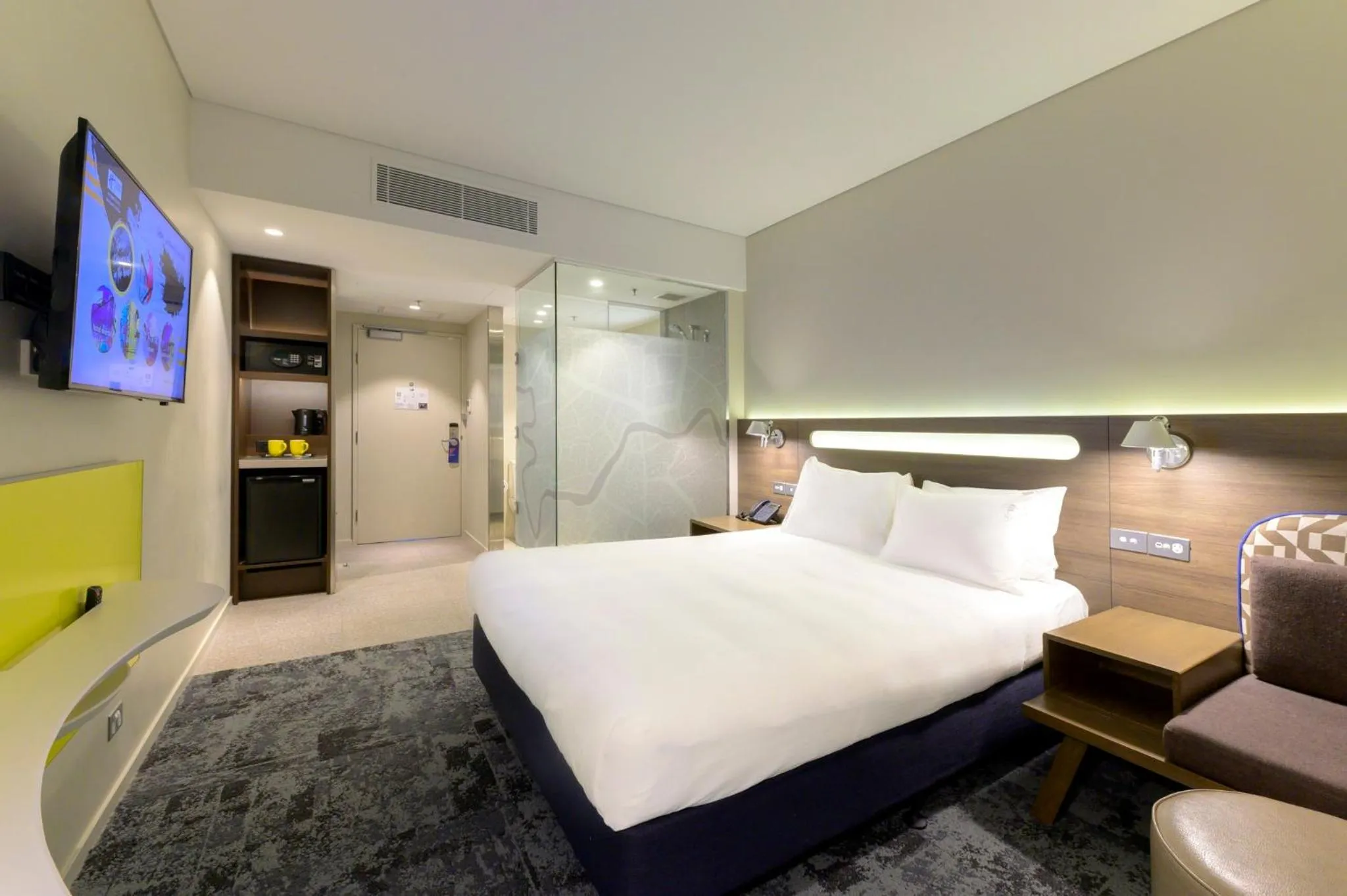 Photo of the whole room, Bed in Holiday Inn Express Brisbane Central by IHG