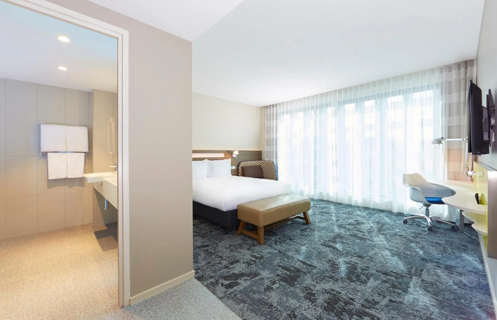 Photo of the whole room, Bed in Holiday Inn Express Brisbane Central by IHG