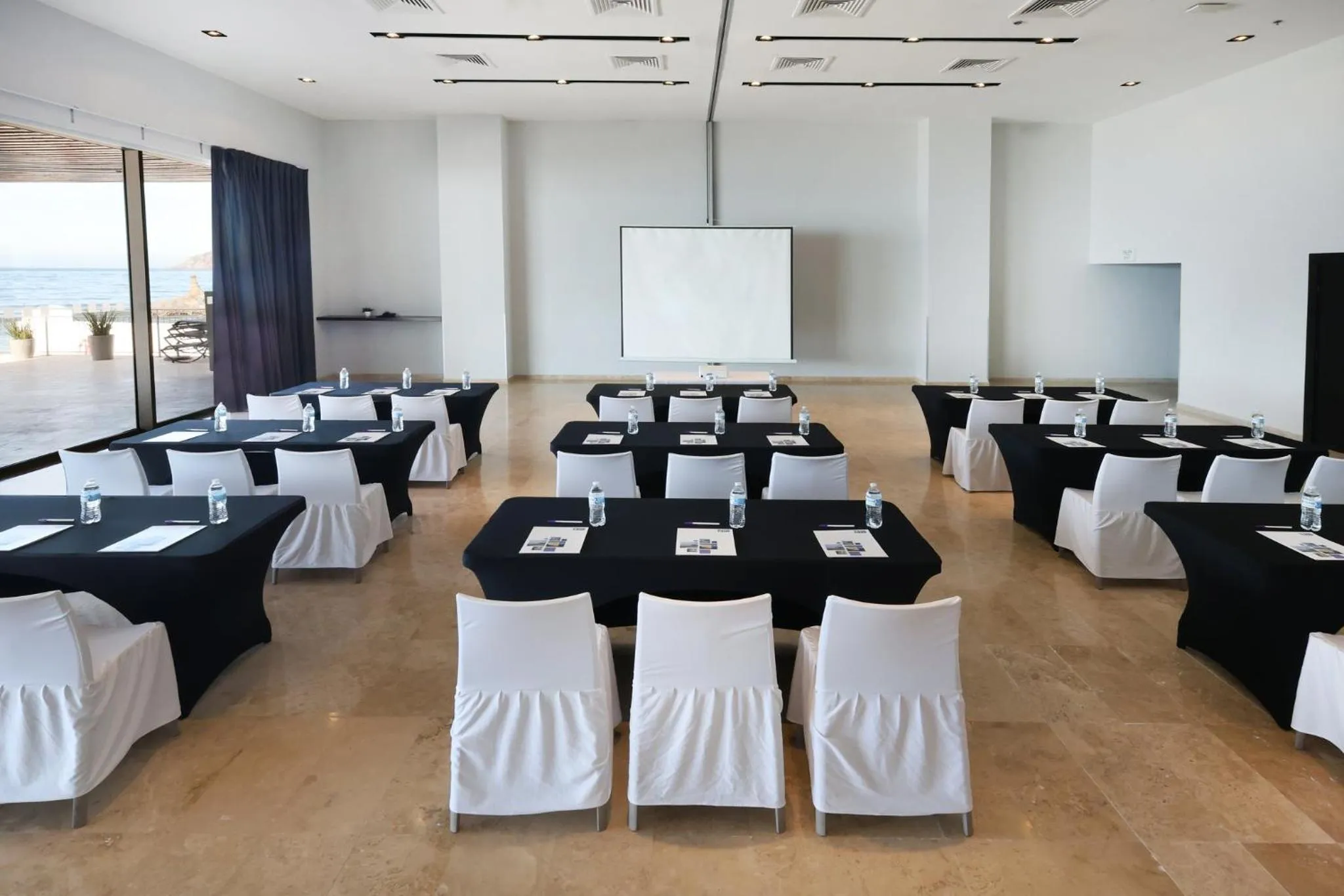 Meeting/conference room in Holiday Inn Resort Mazatlan by IHG