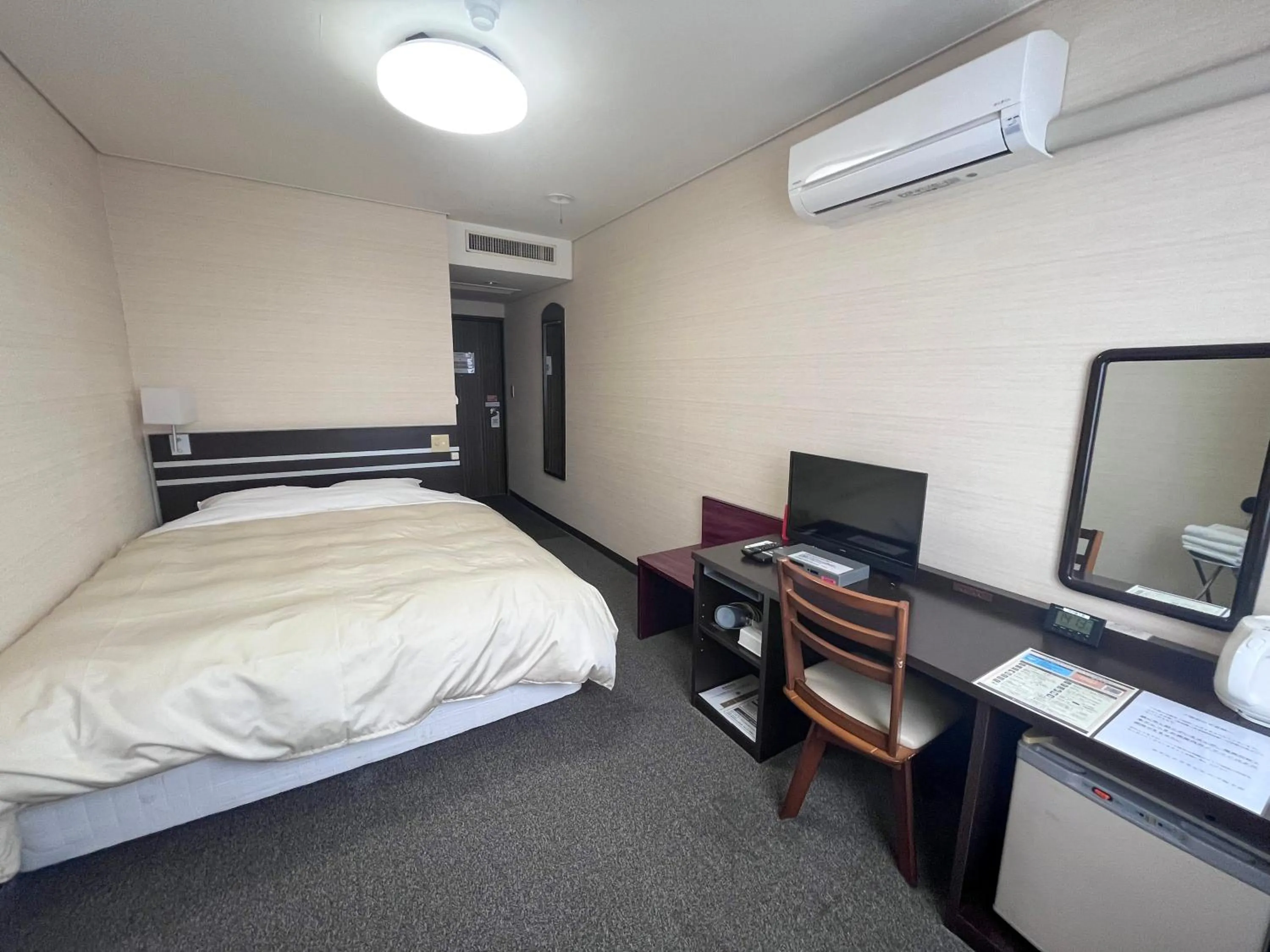 Photo of the whole room, Bed in HOTEL CROWN HILLS FUJINOMIYA