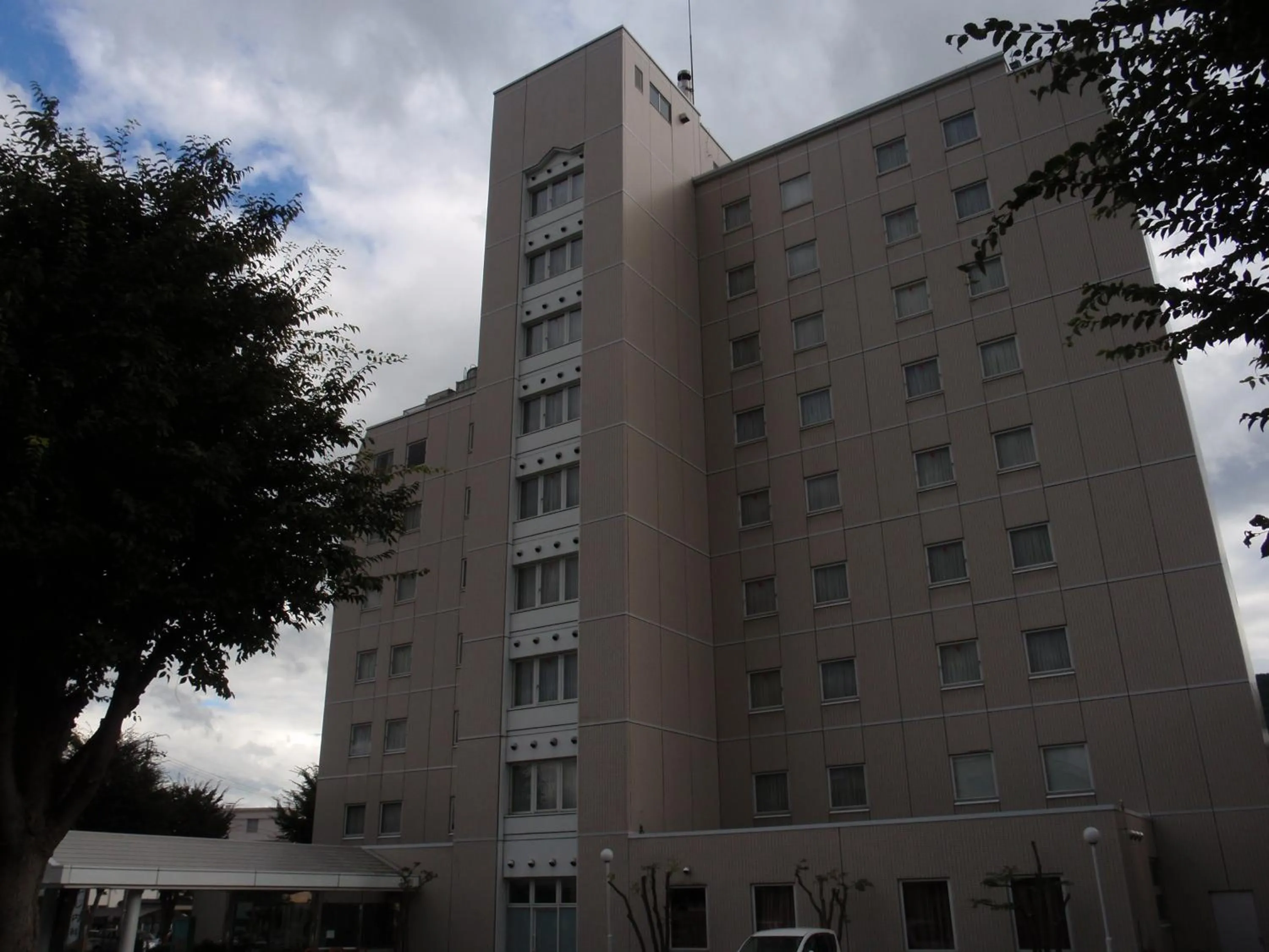 Facade/entrance in Hotel Crown Hills Okaya