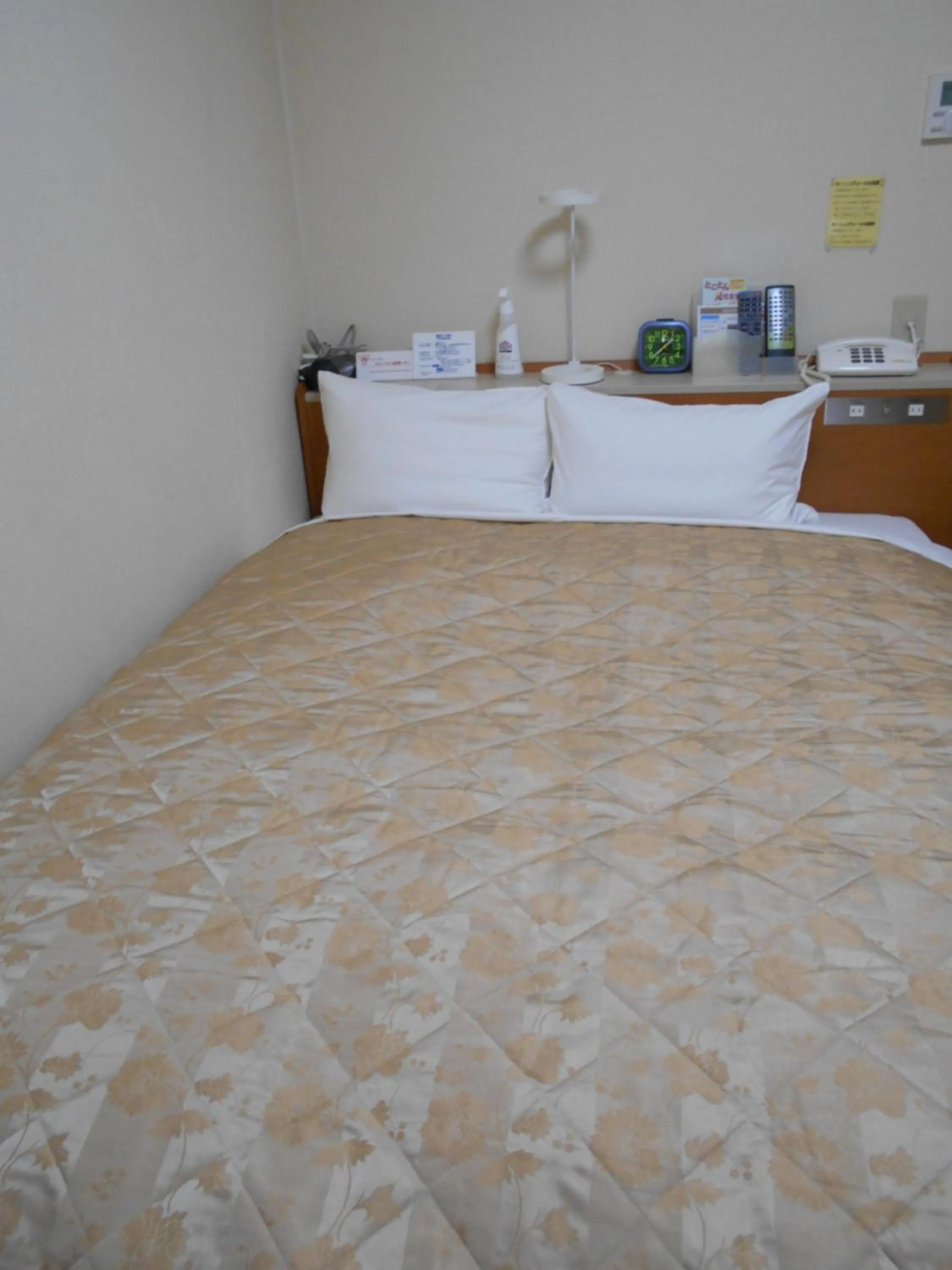 Bed in New Central Hotel Katsuta