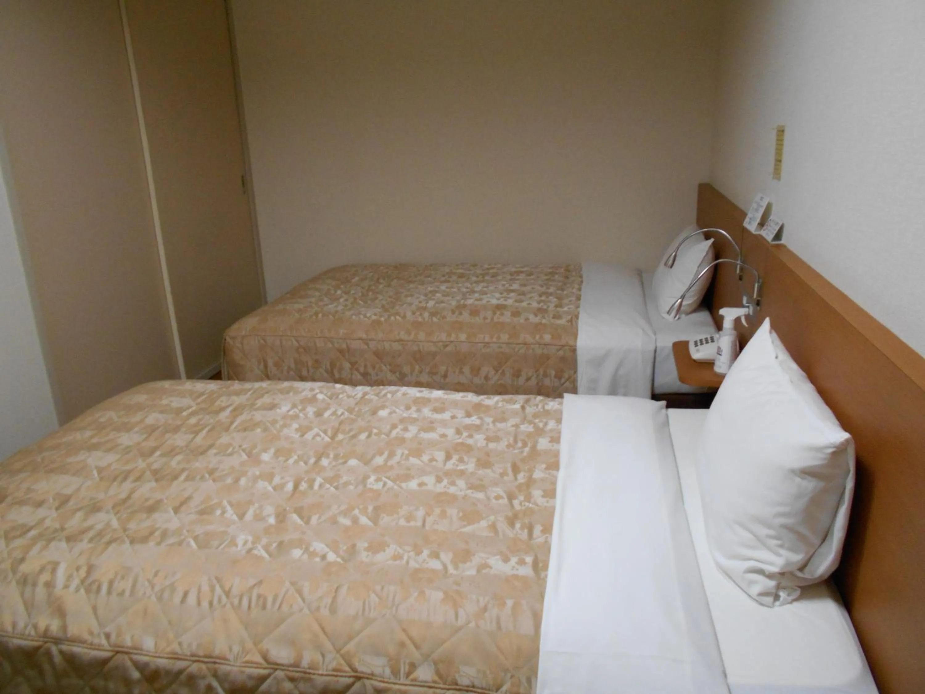 Bed in New Central Hotel Katsuta