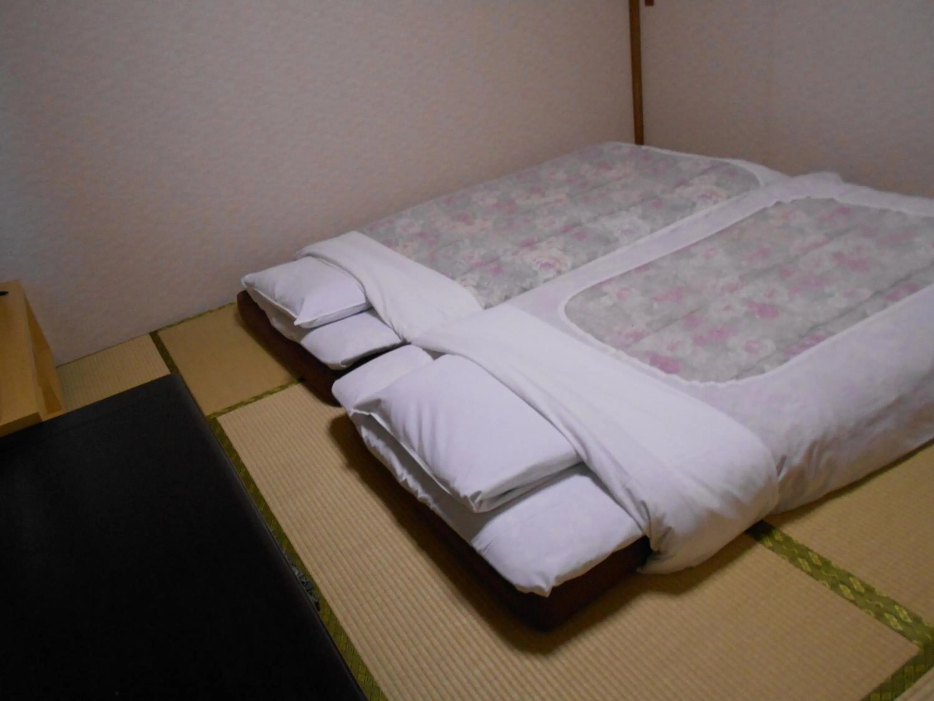 Bed in New Central Hotel Katsuta