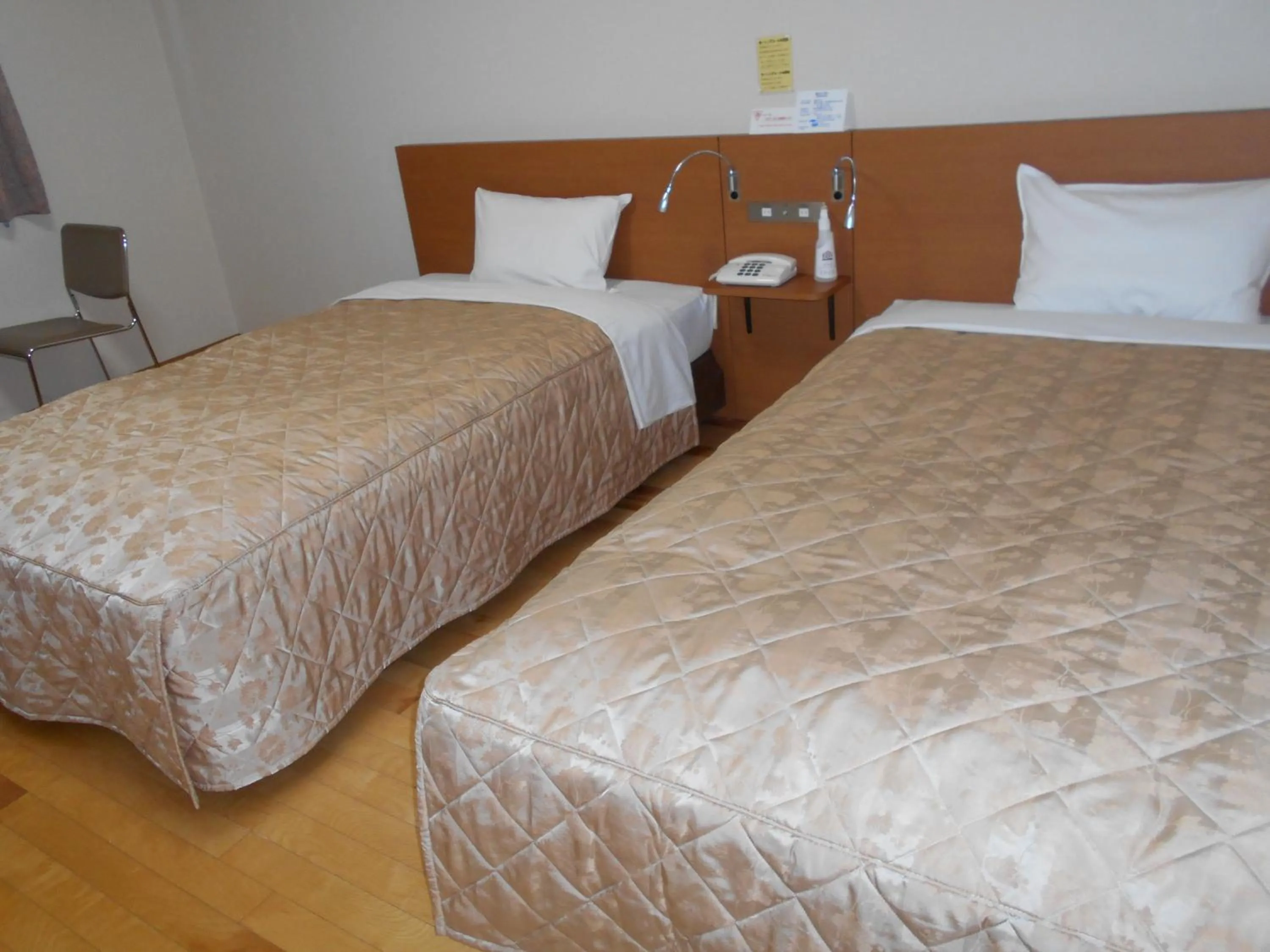 Bed in New Central Hotel Katsuta