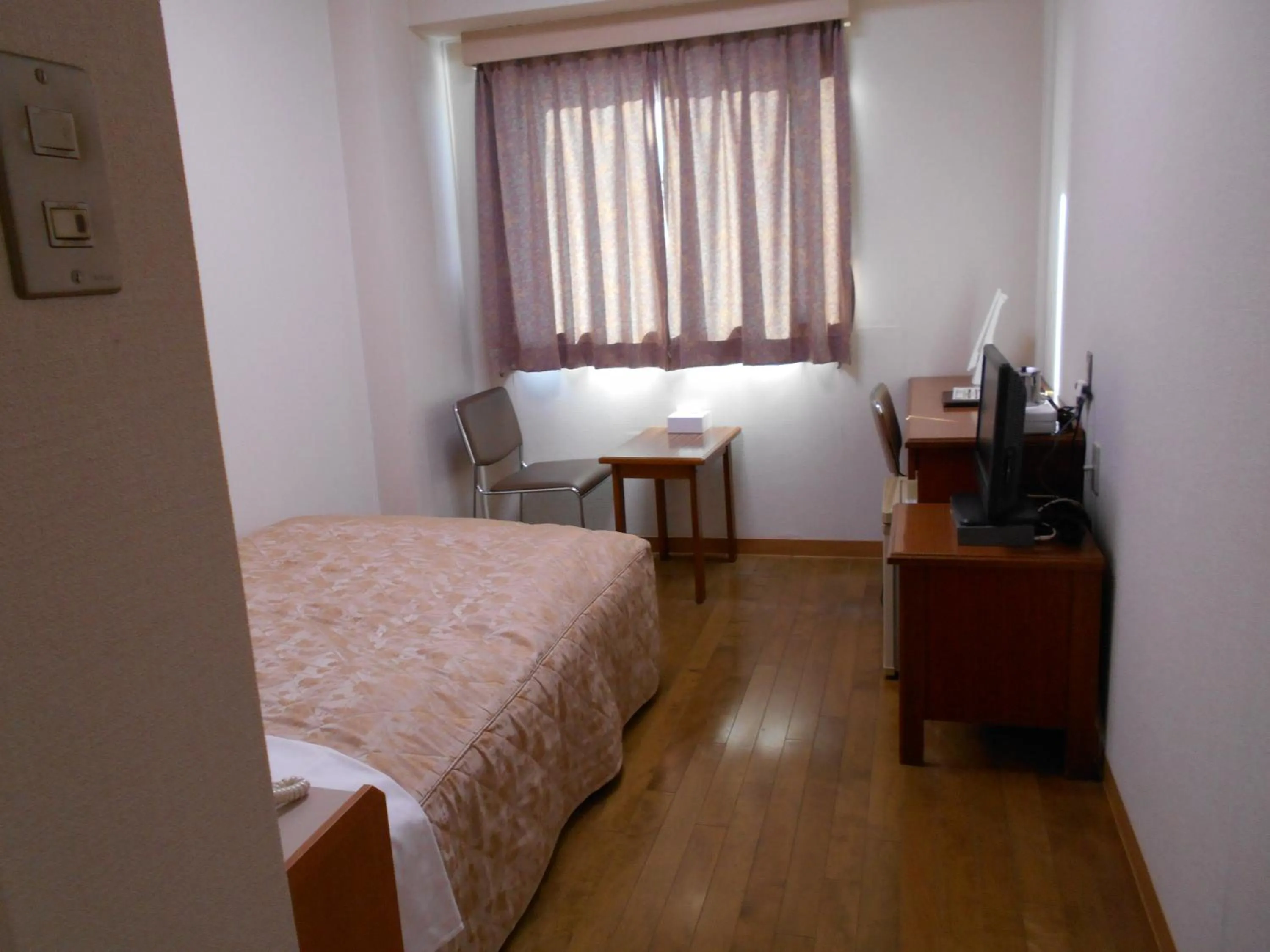 Bed in New Central Hotel Katsuta