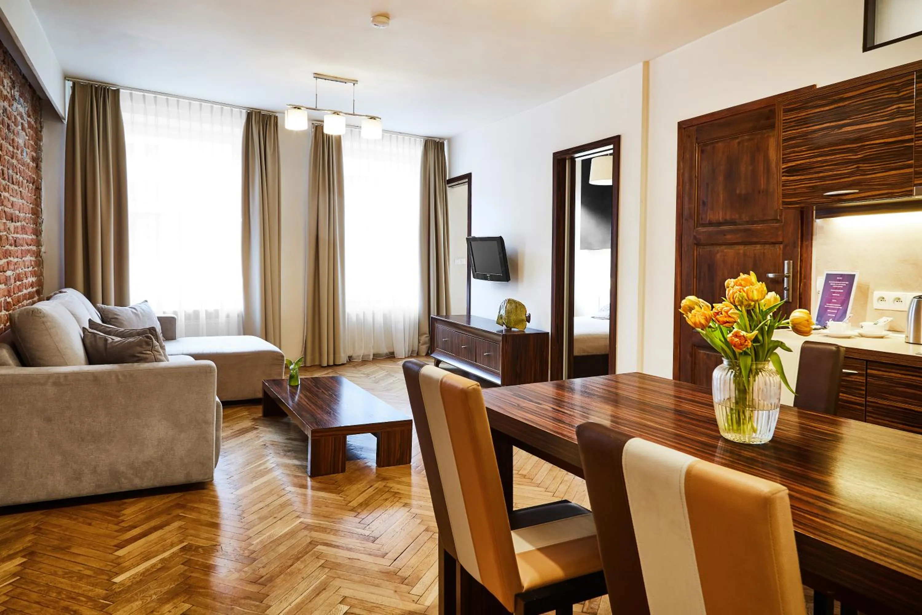 Communal lounge/ TV room in Krakow For You Main Square Apartments