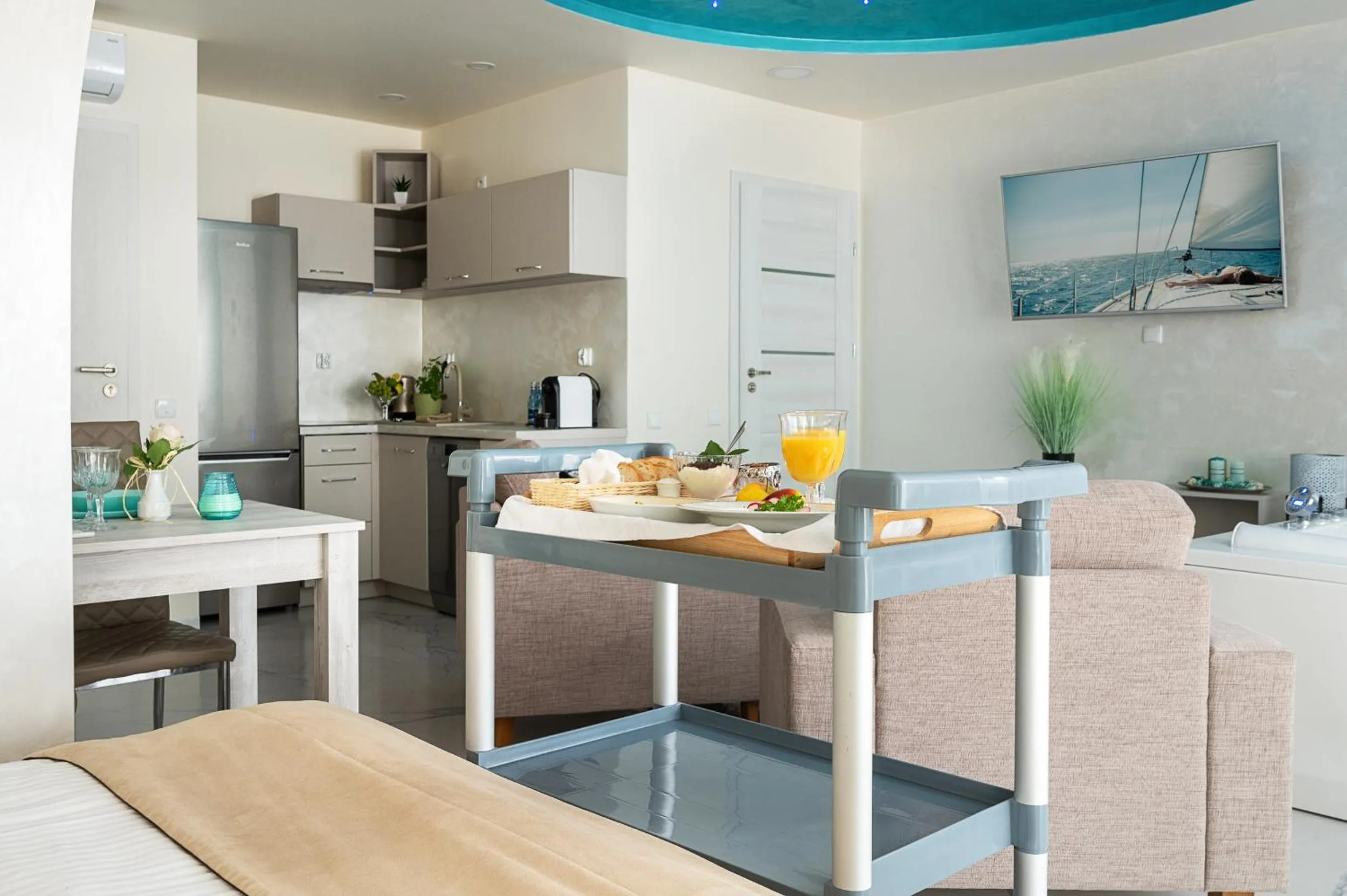 Kitchen or kitchenette in Kameralny Aparthotel Elegante Władysławowo - Adults Only