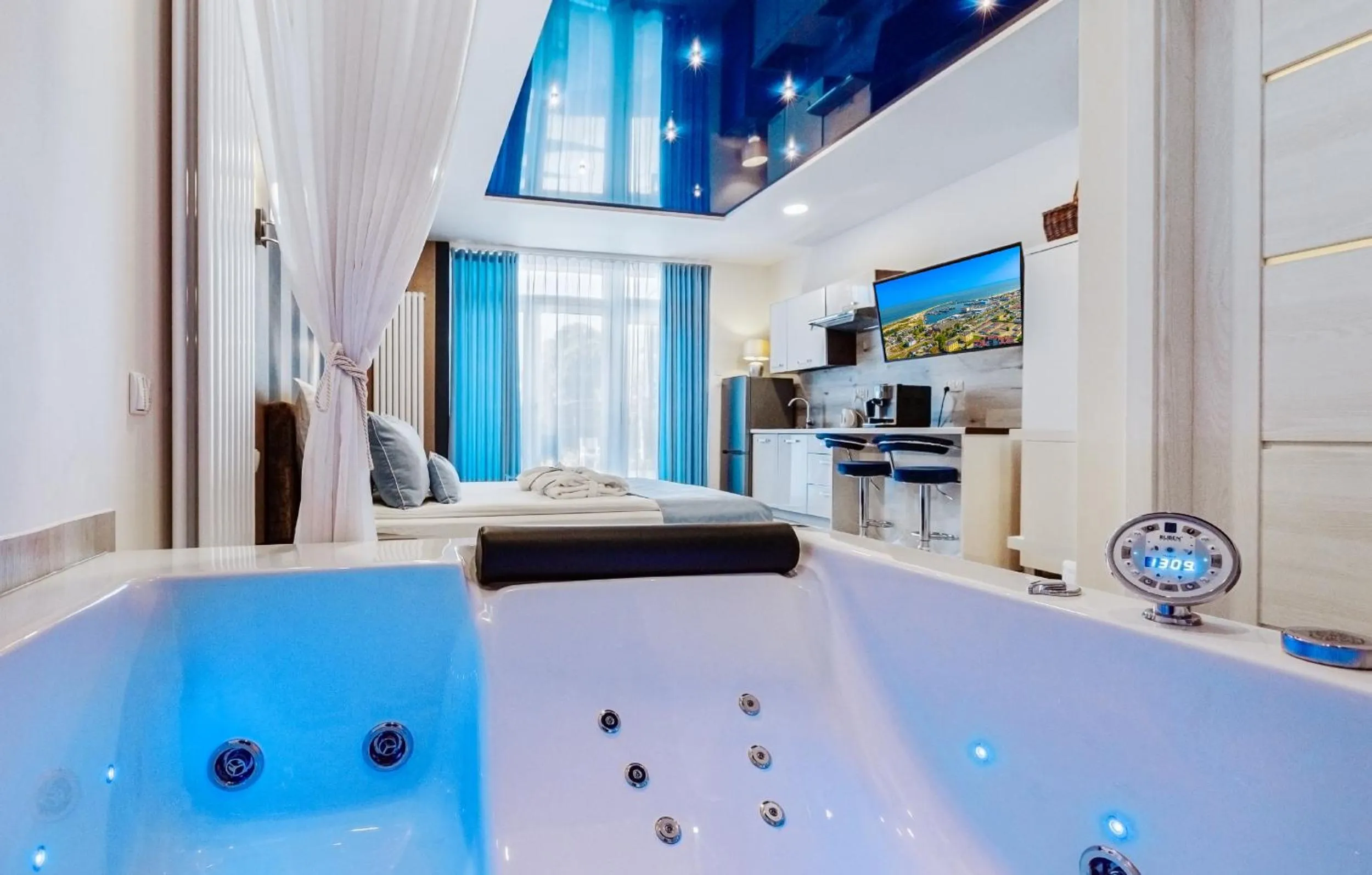 Hot Tub, Bed in Kameralny Aparthotel Elegante Władysławowo - Adults Only