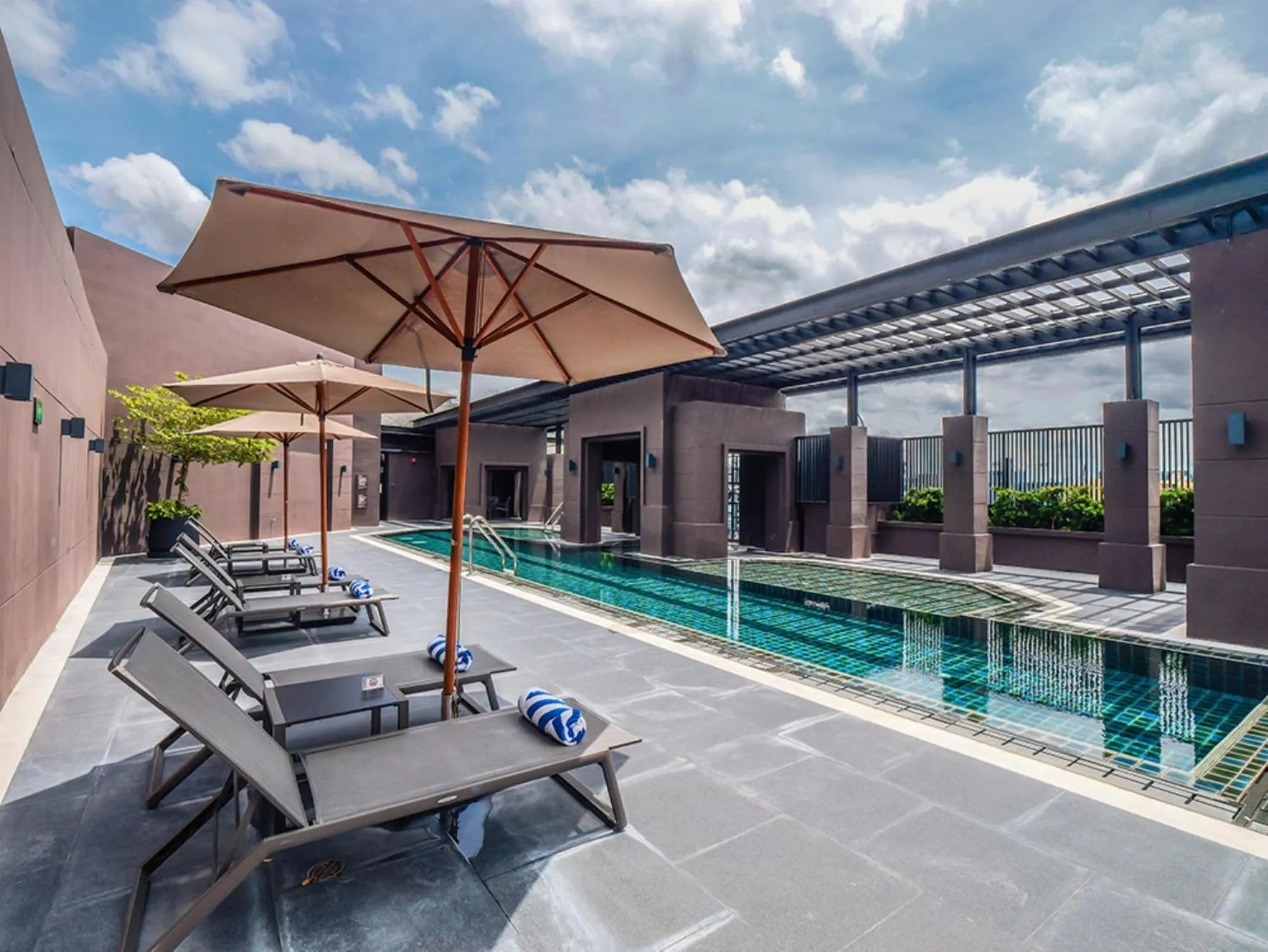 Swimming pool in Marriott Executive Apartments Bangkok, Sukhumvit 50