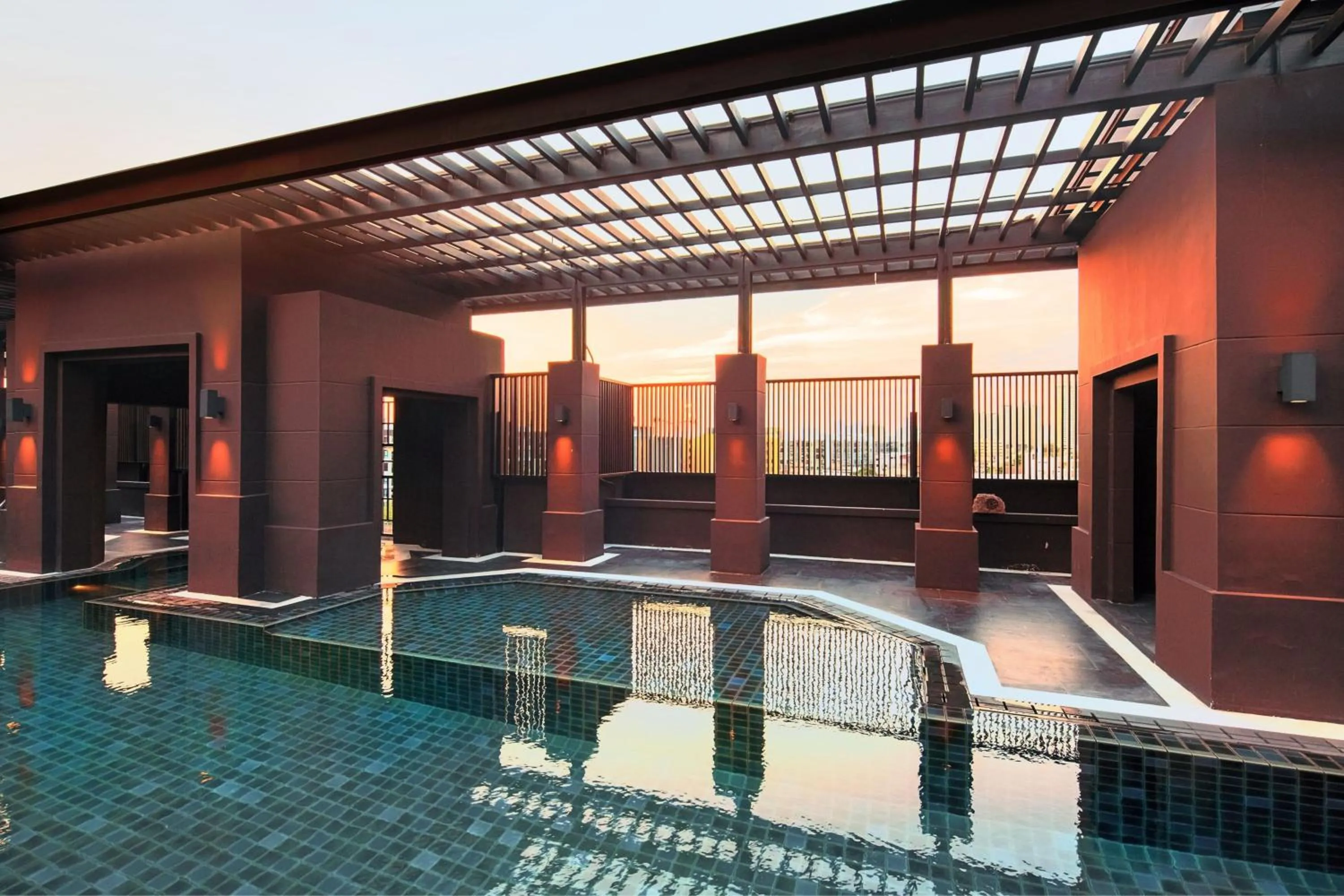 Swimming pool in Marriott Executive Apartments Bangkok, Sukhumvit 50