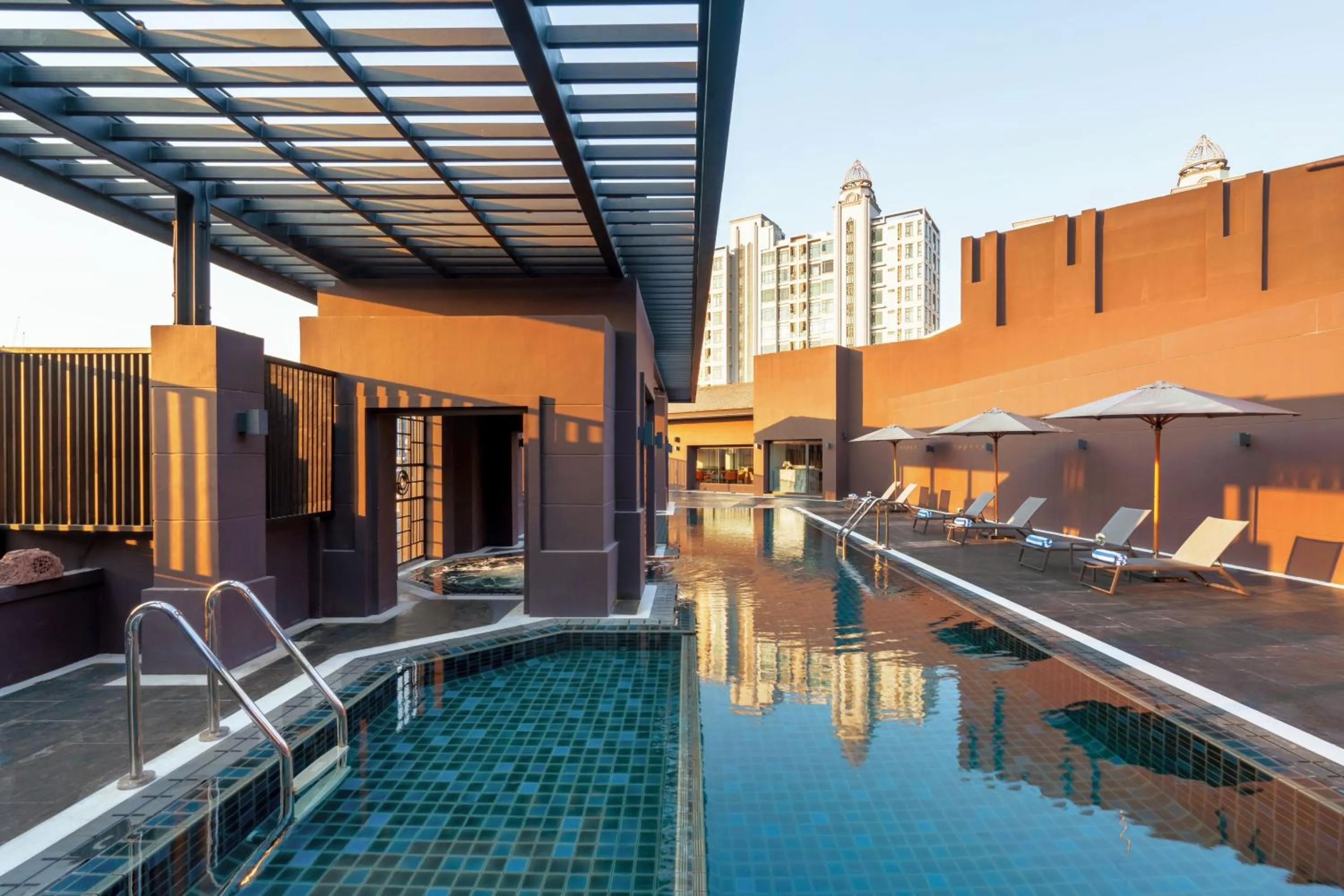 Swimming pool in Marriott Executive Apartments Bangkok, Sukhumvit 50