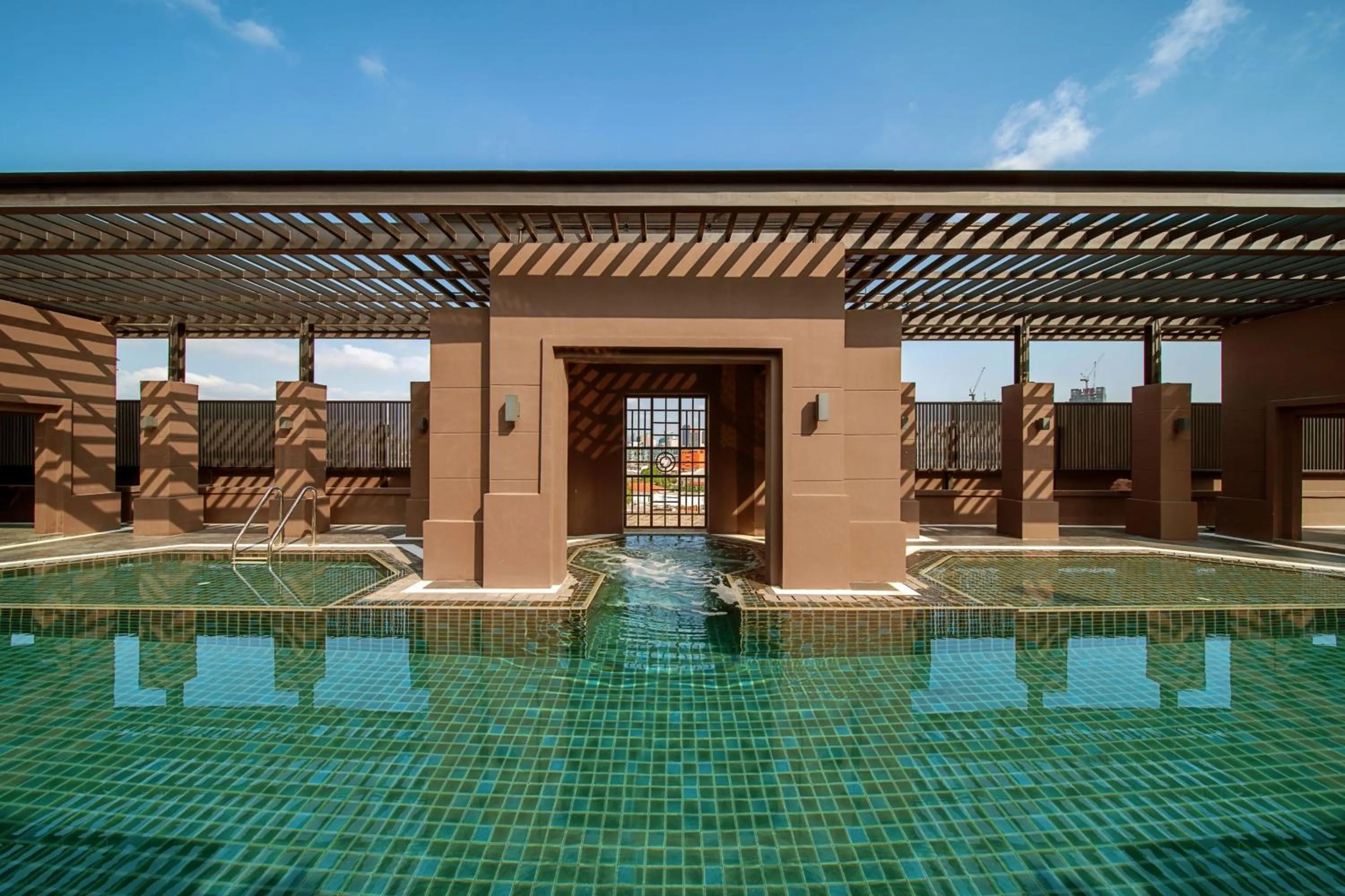 Swimming pool in Marriott Executive Apartments Bangkok, Sukhumvit 50