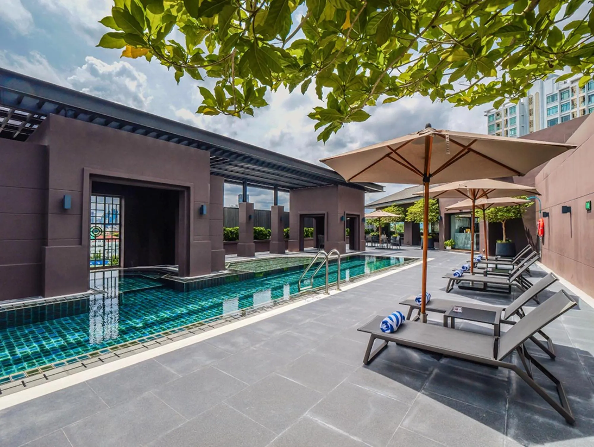 Swimming pool in Marriott Executive Apartments Bangkok, Sukhumvit 50